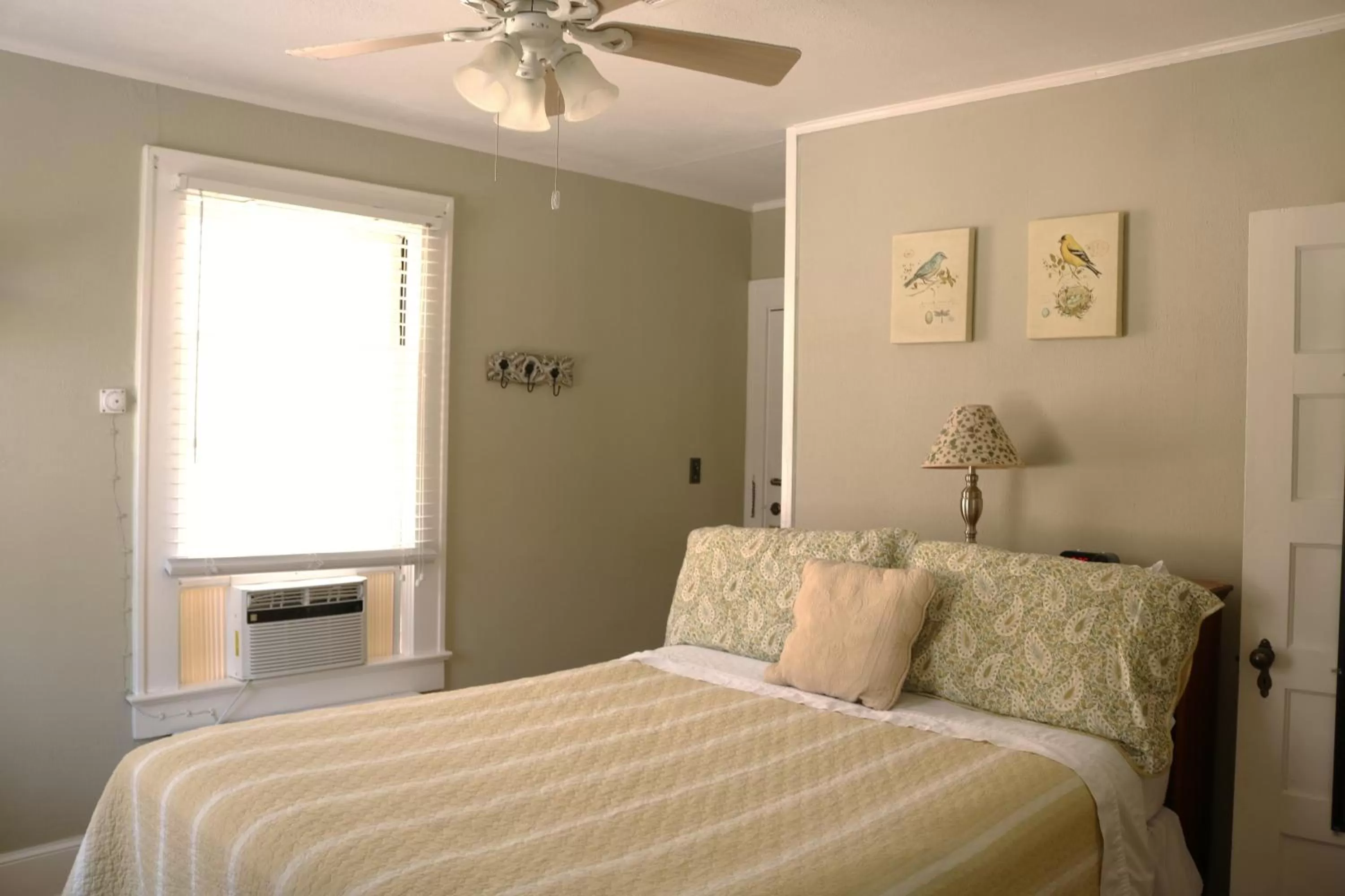 Bedroom, Bed in Echo Mountain Inn