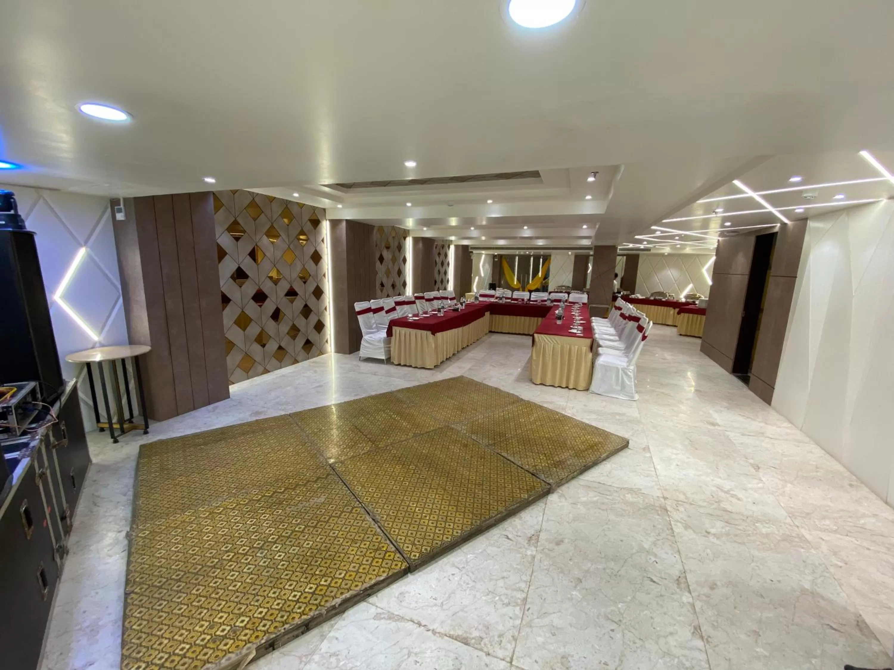 Banquet/Function facilities, Bed in Hotel D SilverLeaf