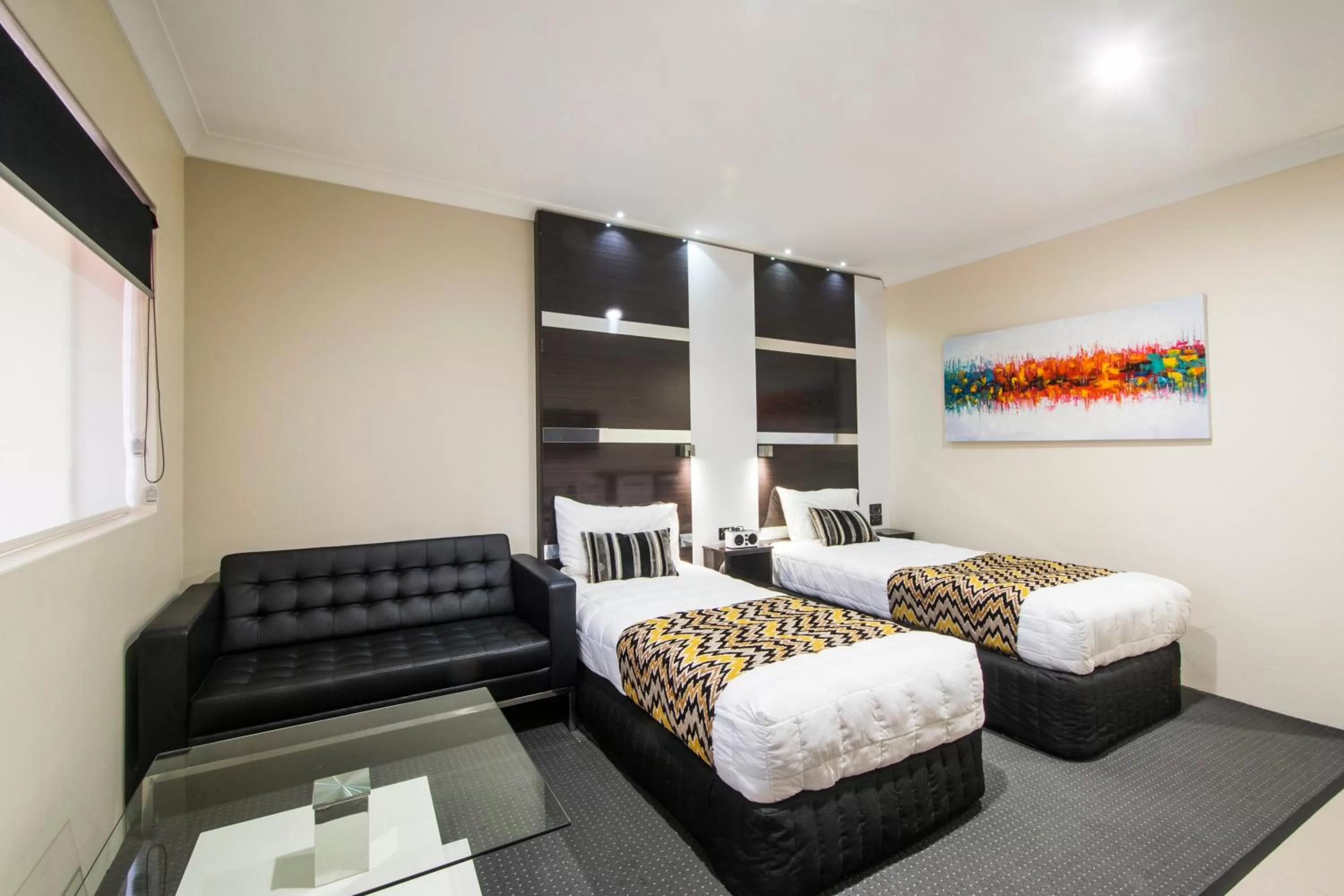 Seating area, Bed in Abbey Motor Inn