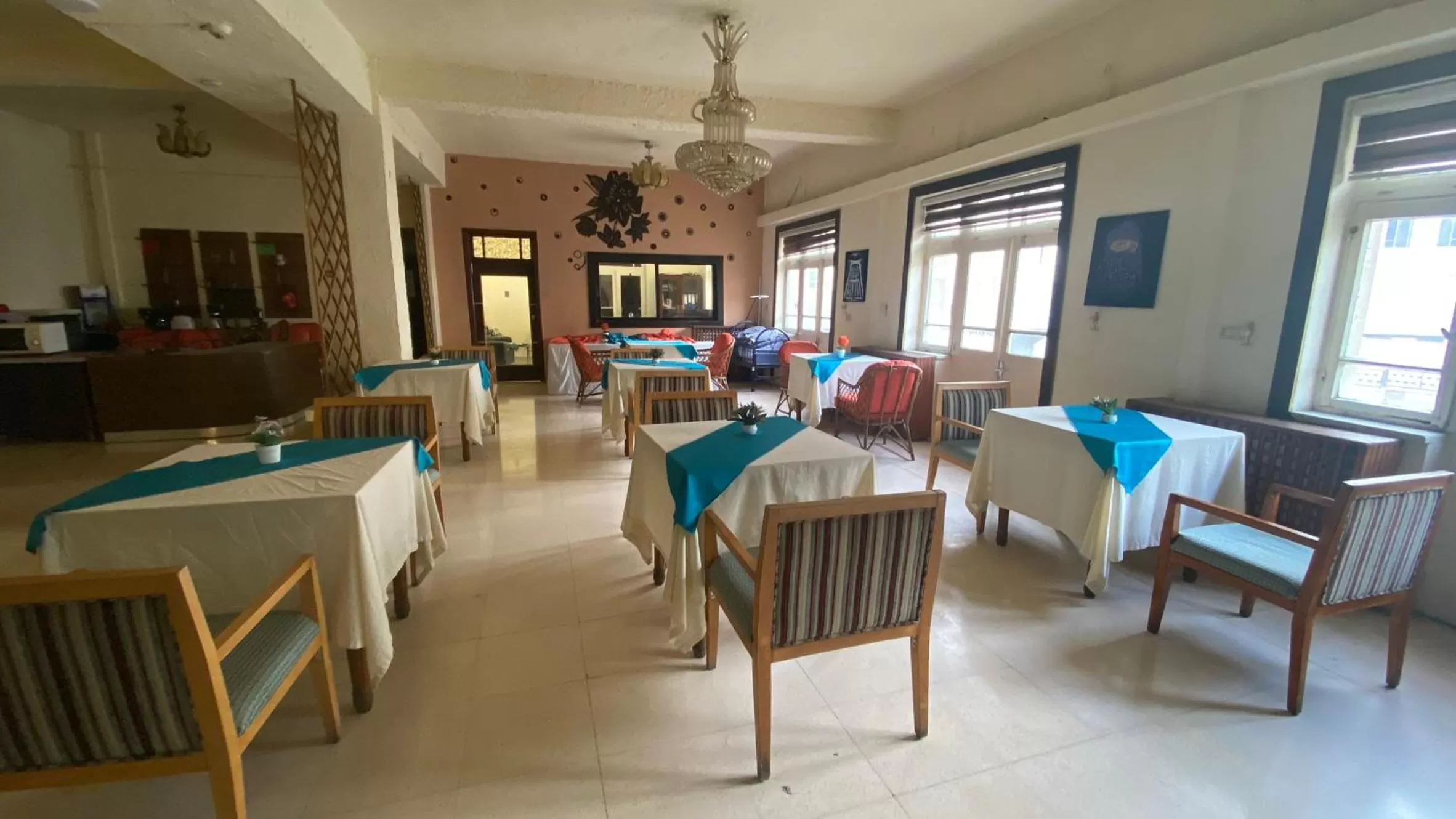 Restaurant/places to eat in New Park Hotel