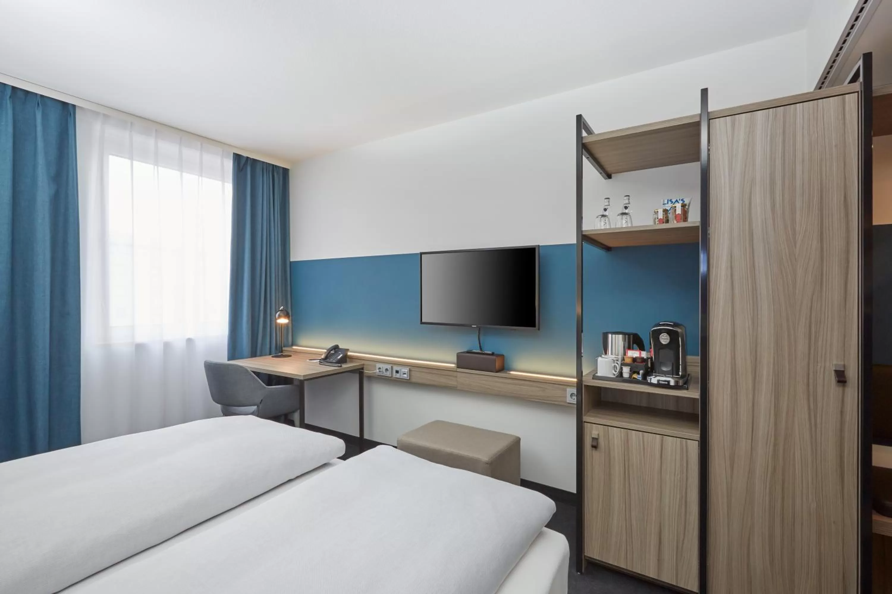 Photo of the whole room, Bed in H4 Hotel Leipzig