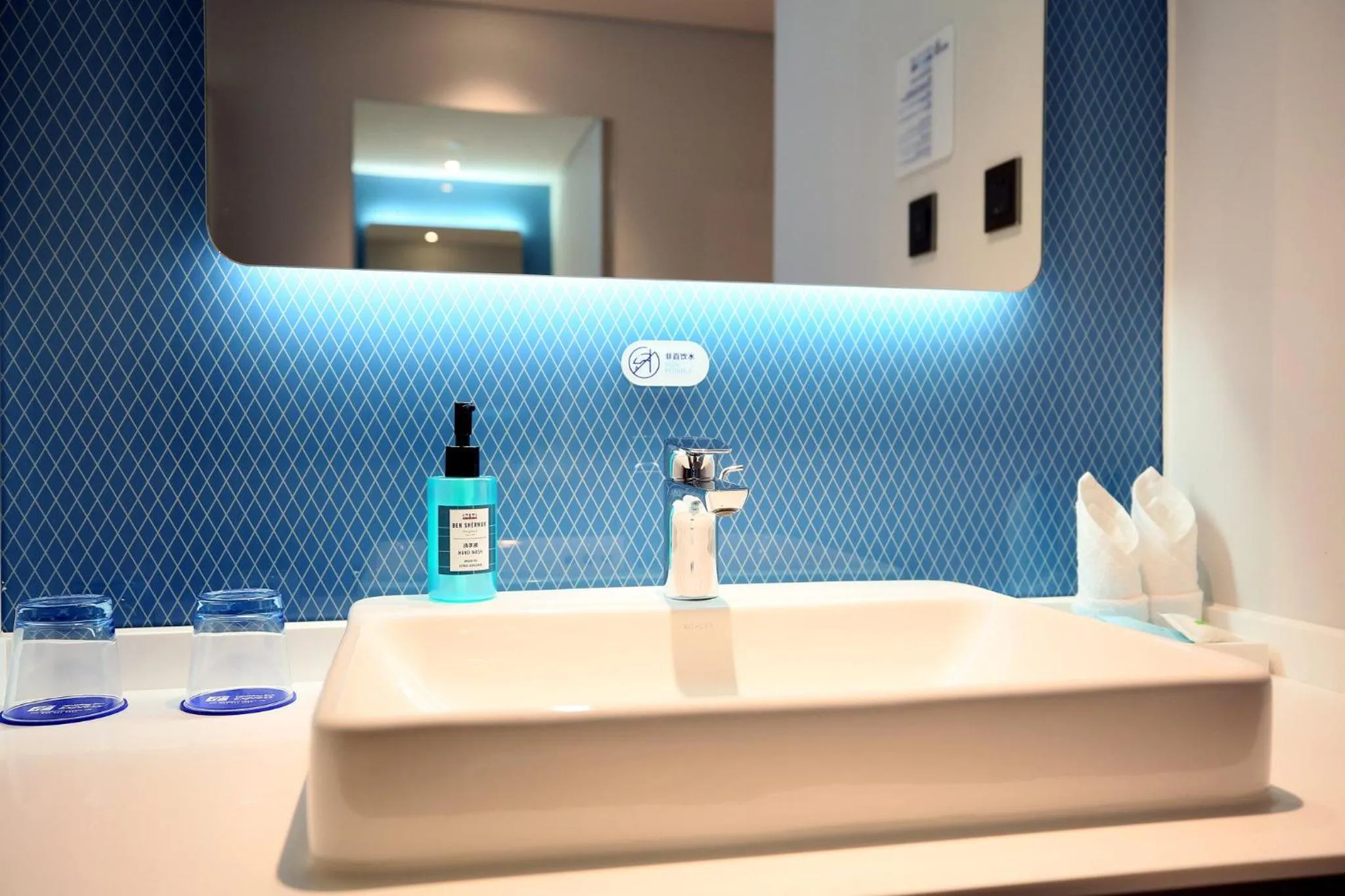 Photo of the whole room in Holiday Inn Express Chengdu North Railway Station by IHG - Near Panda Base, Near Chunxi Road Free laundromat