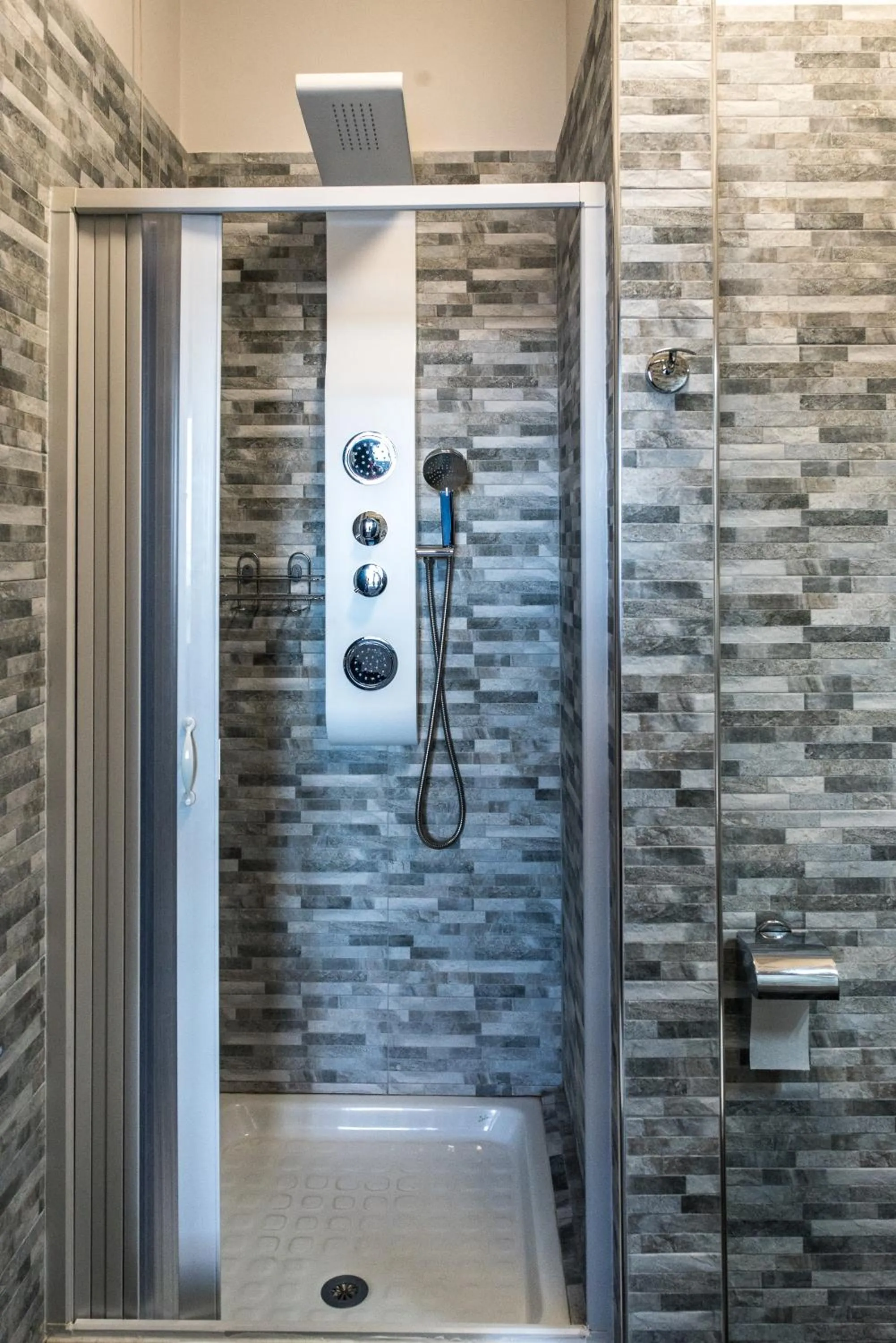 Bathroom in Hotel Scigliano