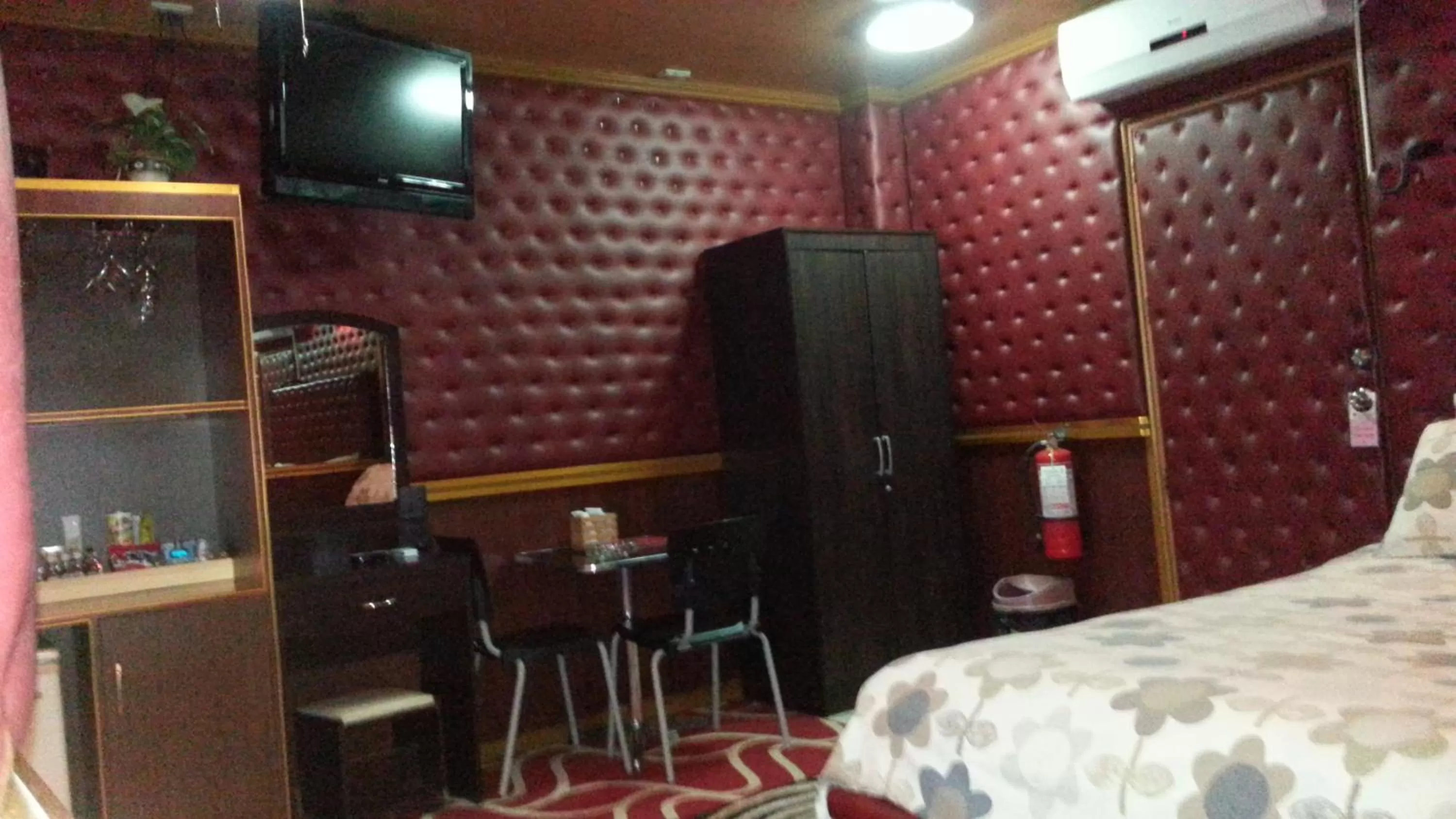 Bed in Kokomos Hotel and Restaurant