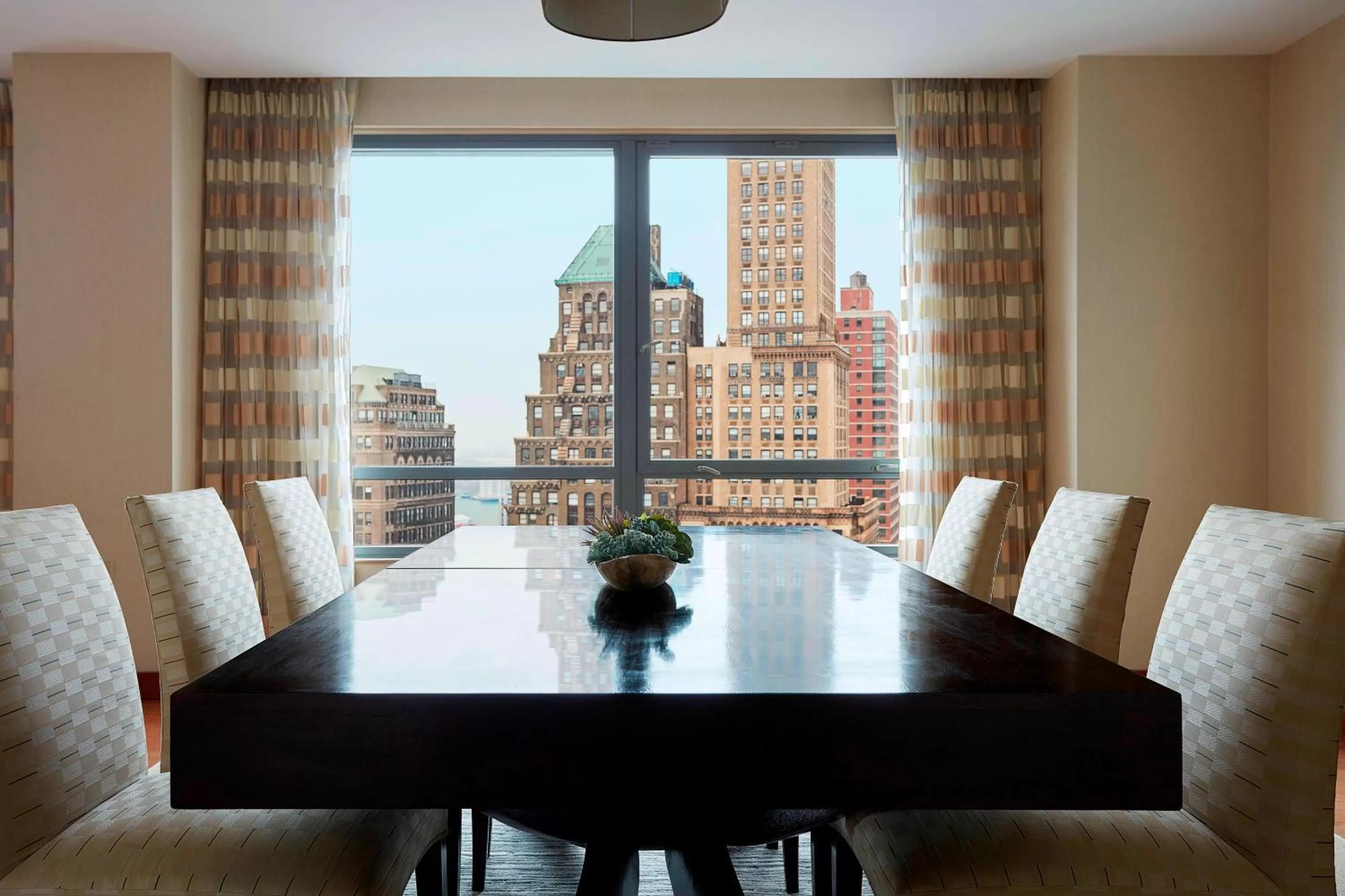 Photo of the whole room in New York Marriott at the Brooklyn Bridge