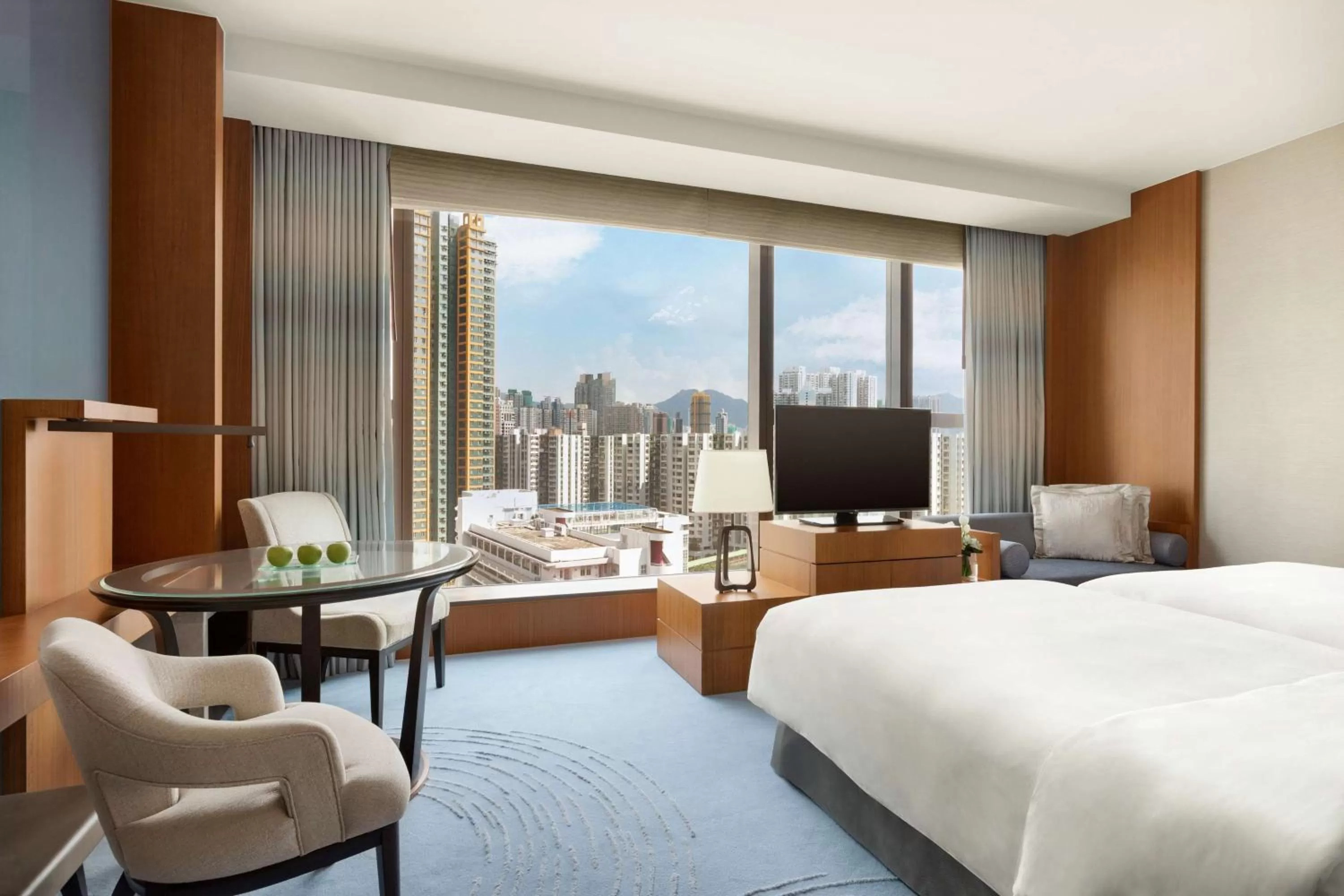 Photo of the whole room, Bed in Kerry Hotel Hong Kong by Shangri-la