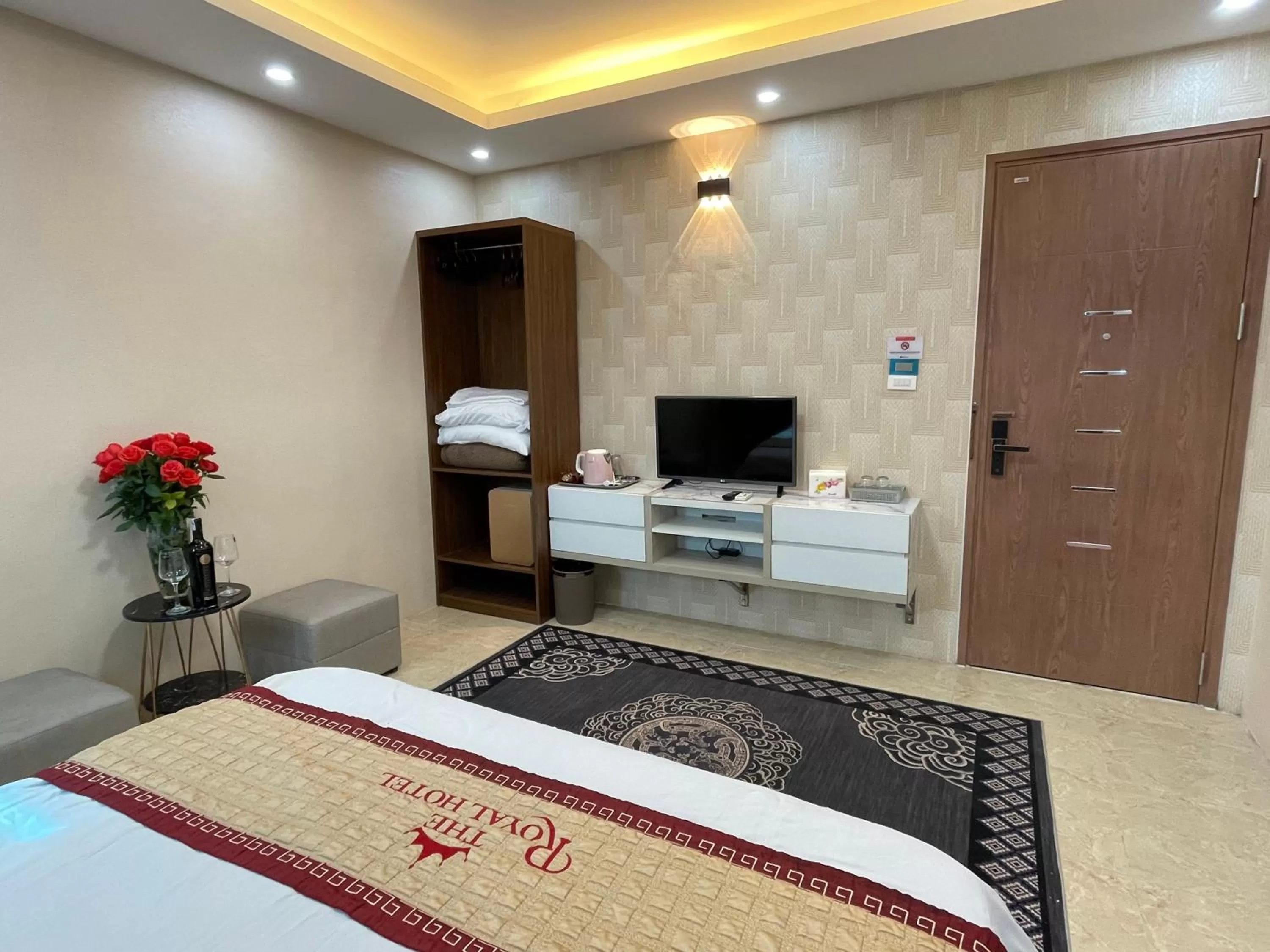 TV and multimedia, Bed in The Royal Hotel Near West Lake