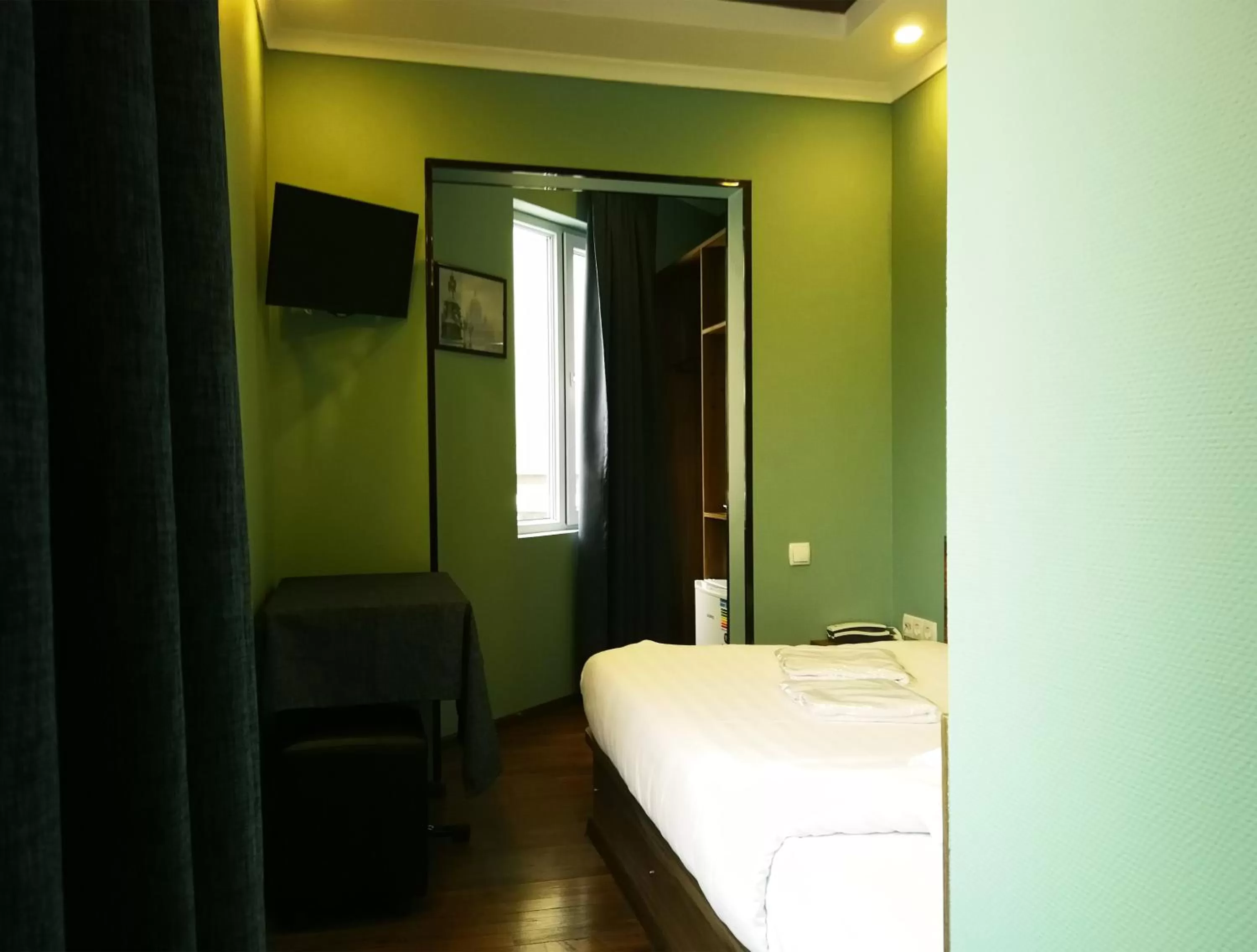 Photo of the whole room, Bed in Salut Hotel