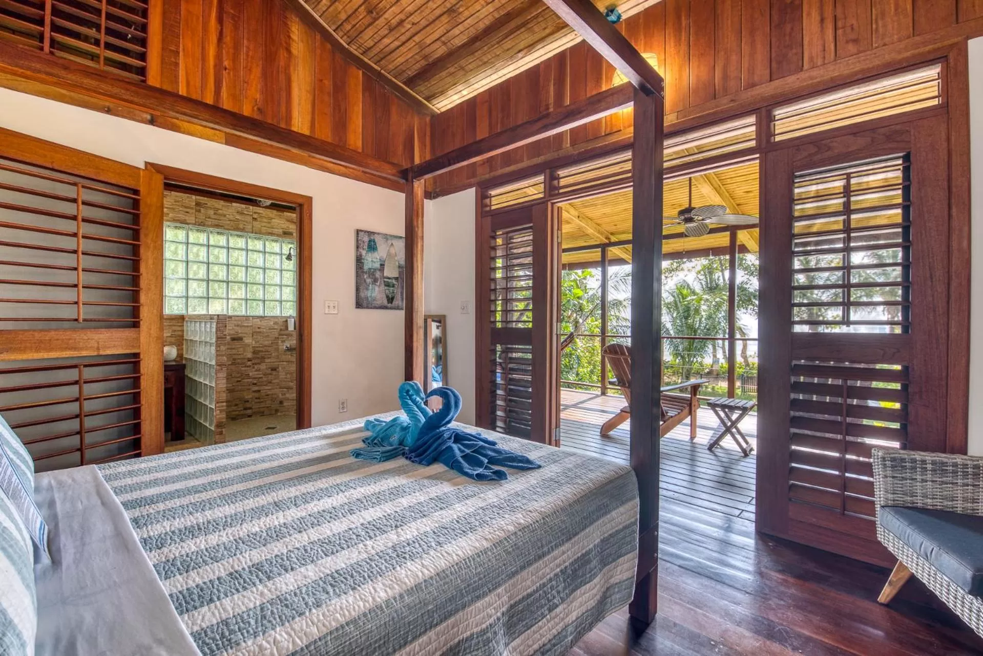 Shower, Bed in Oasis Bluff Beach