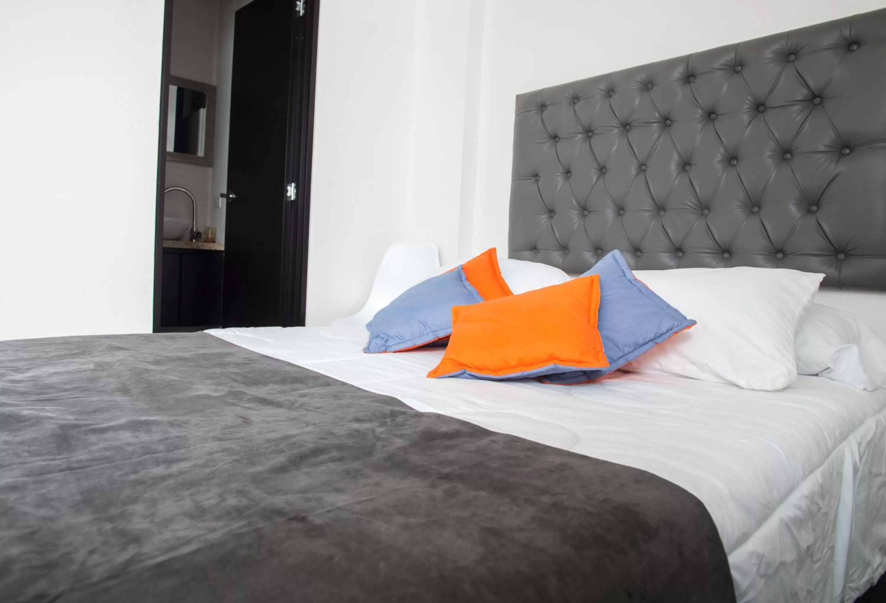 Property building, Bed in Hotel Grand H&R