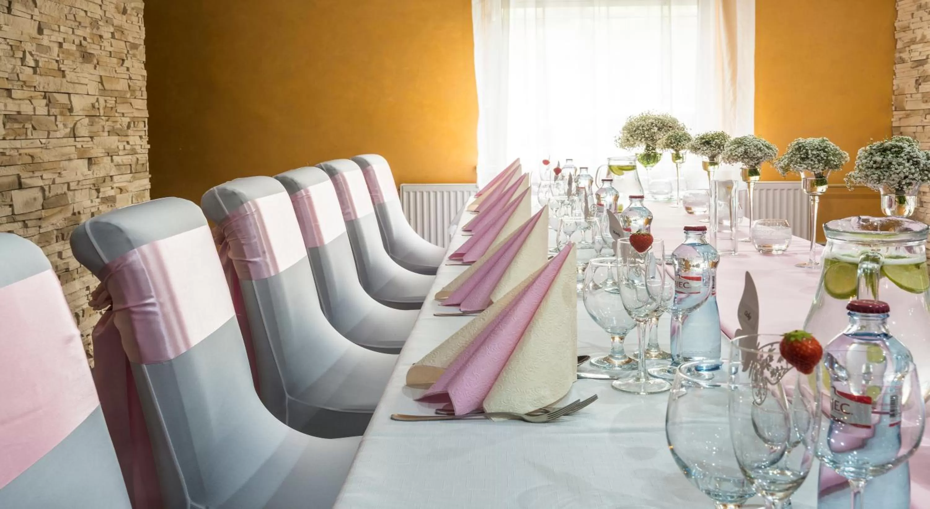 Restaurant/places to eat in Hotel Polo