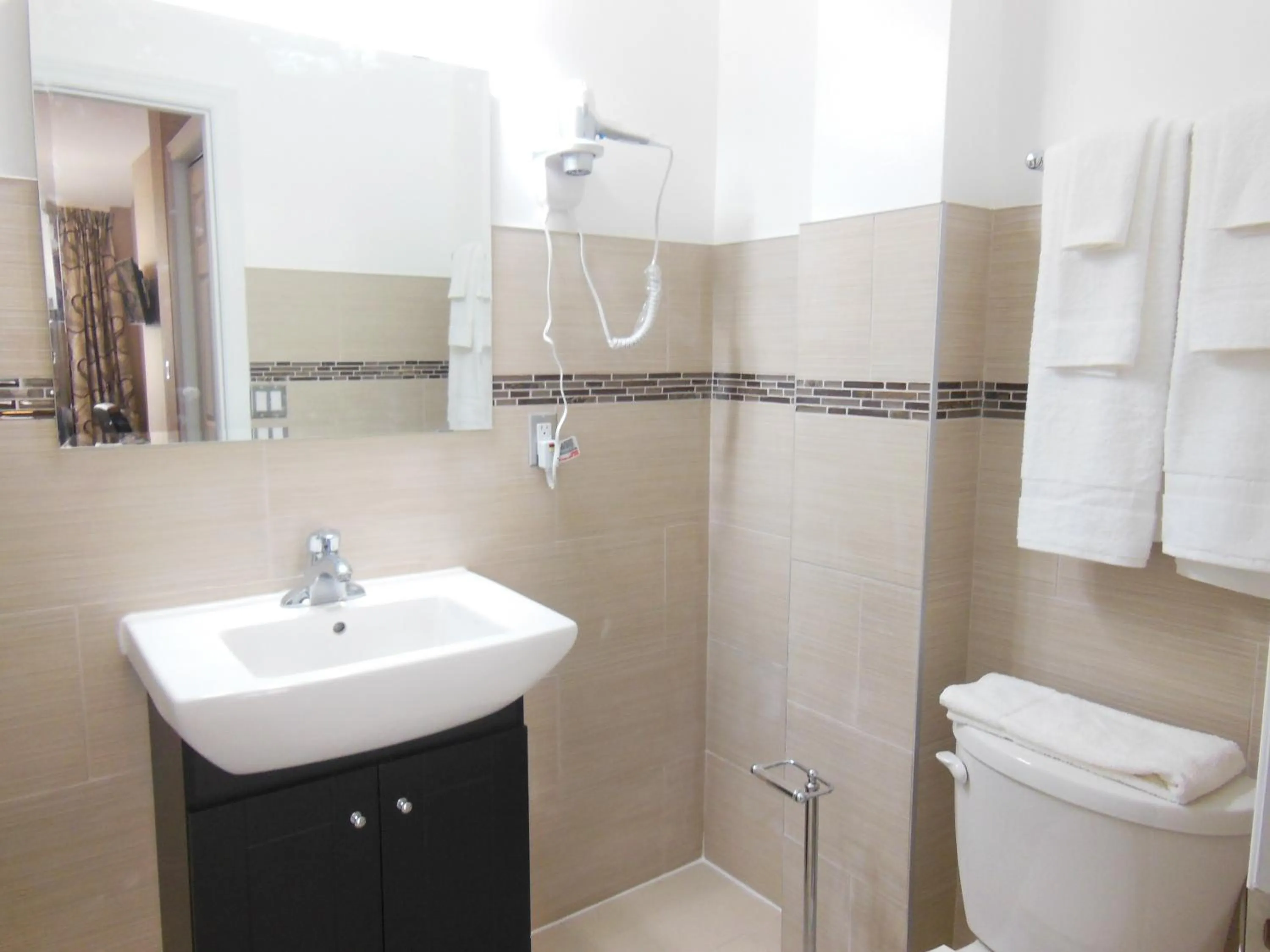 Bathroom in NU Hotel Toronto Airport