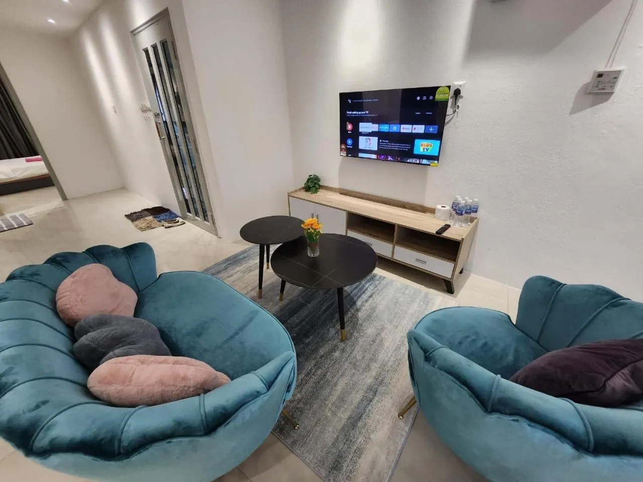 Communal lounge/ TV room in One Point Hotel