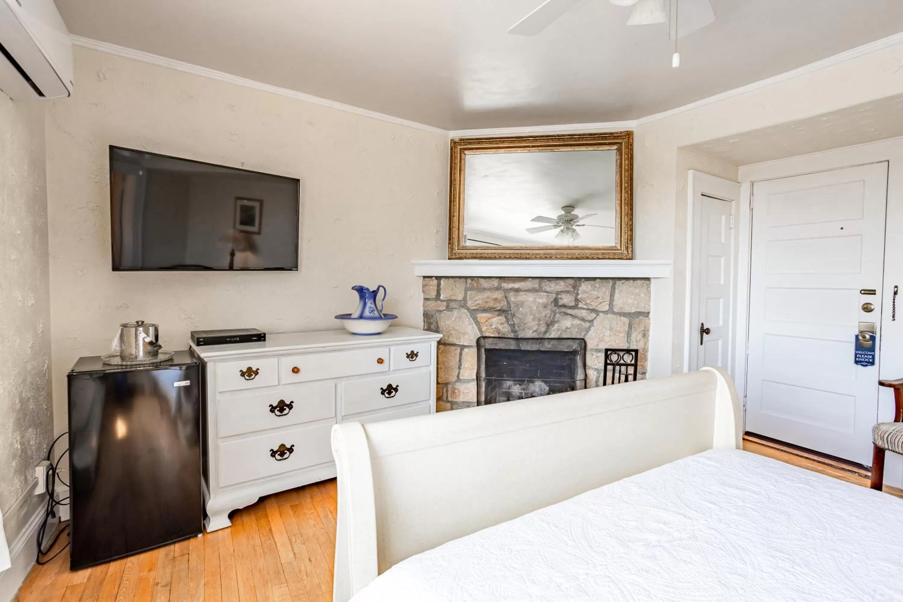 Bed in Echo Mountain Inn