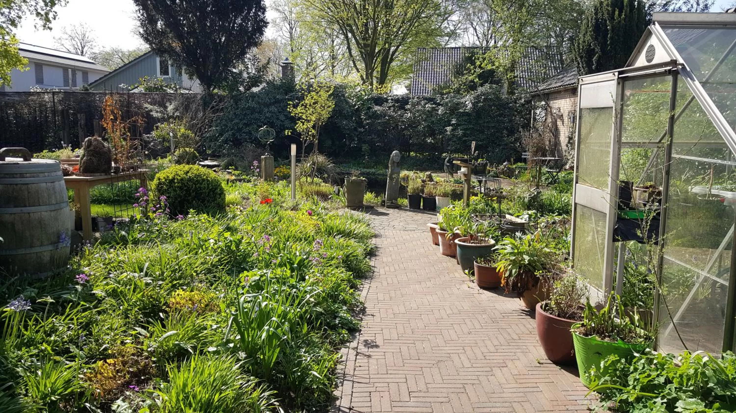 Spring, Garden in B&B De Slaperije