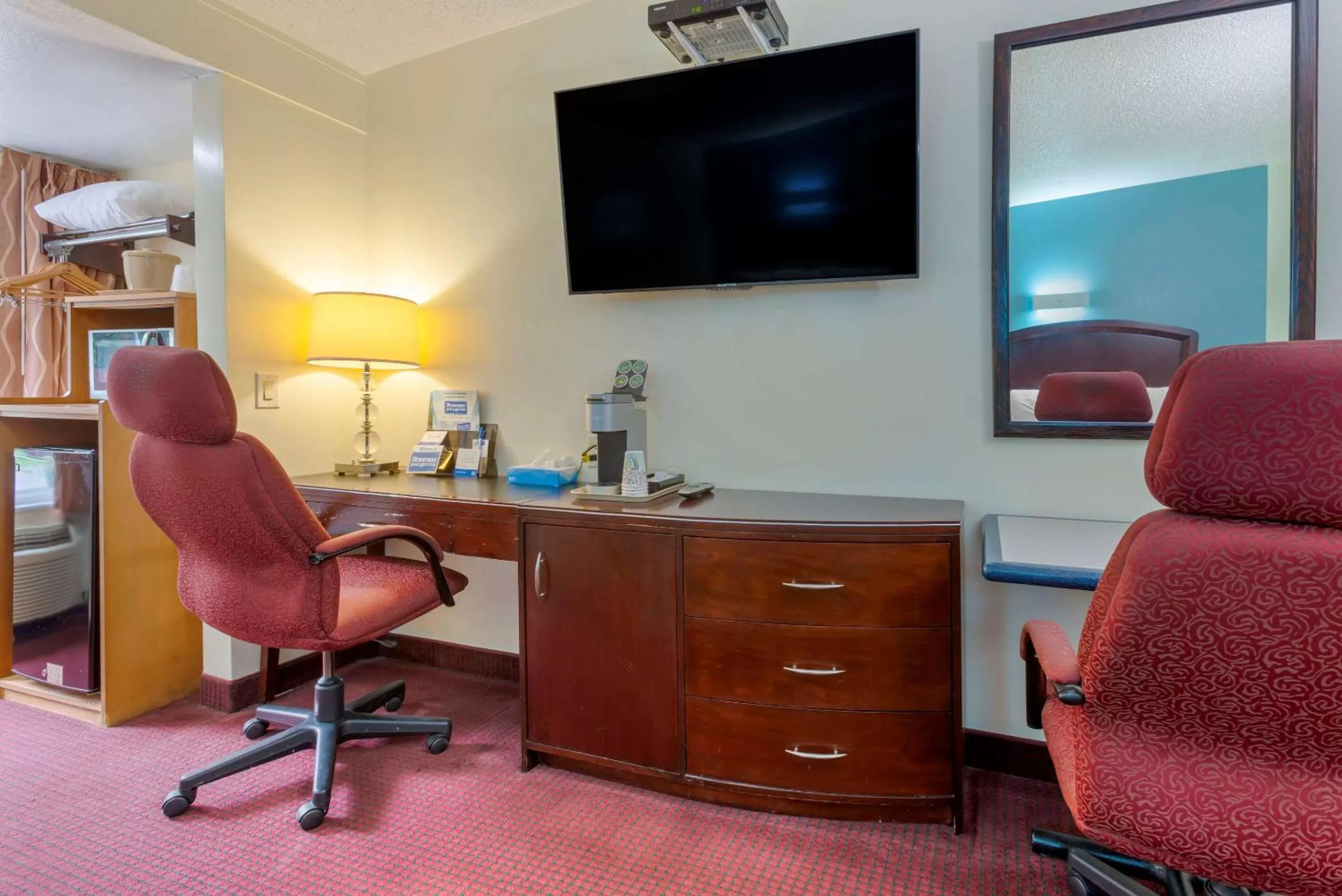 Bedroom in Rodeway Inn & Suites New Paltz - Hudson Valley