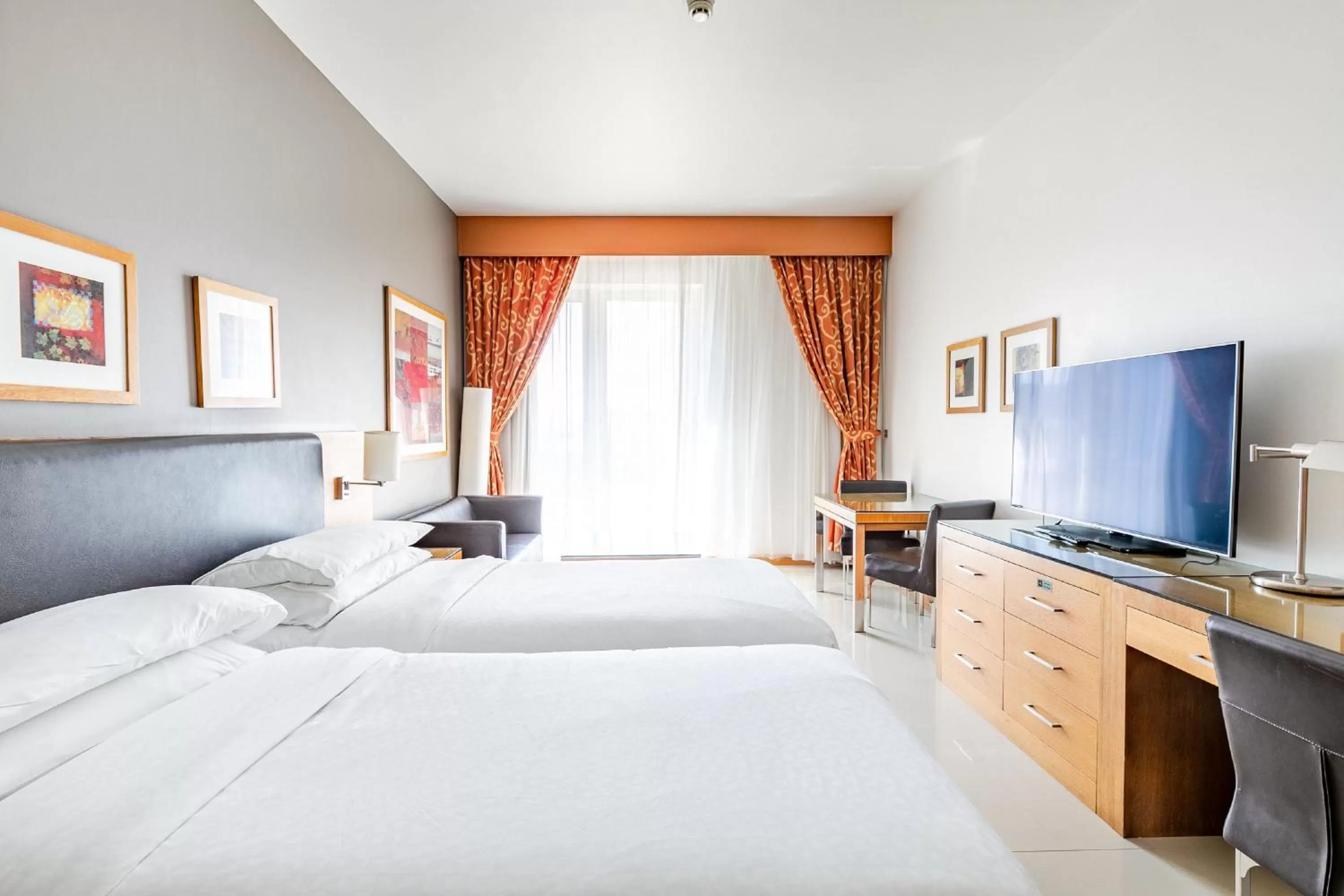 Photo of the whole room, Bed in Four Points by Sheraton Bur Dubai