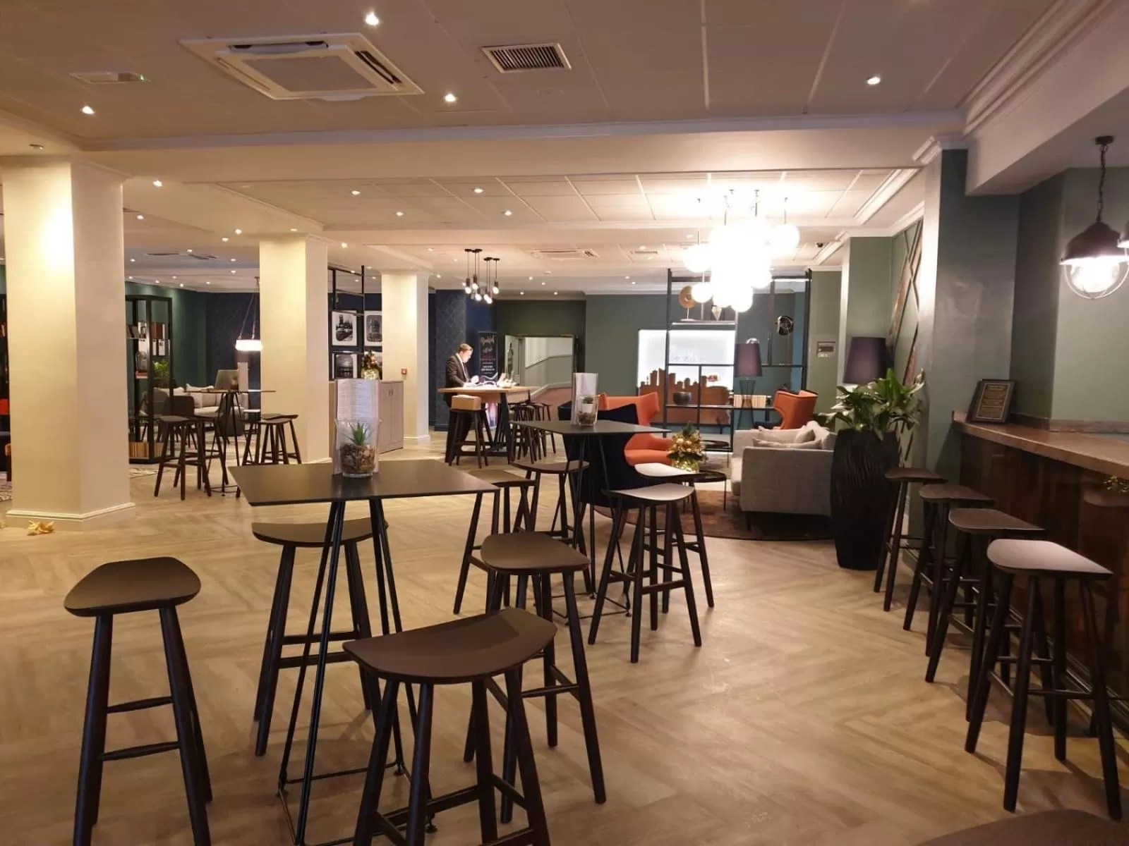 Restaurant/places to eat in Mercure Cardiff North Hotel