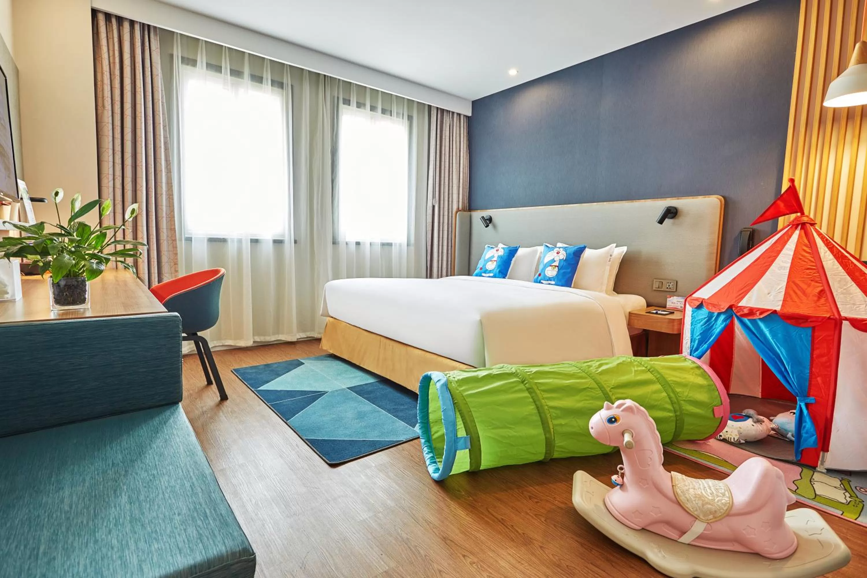 Photo of the whole room, Bed in Holiday Inn Express Nanjing Xuanwu Lake by IHG