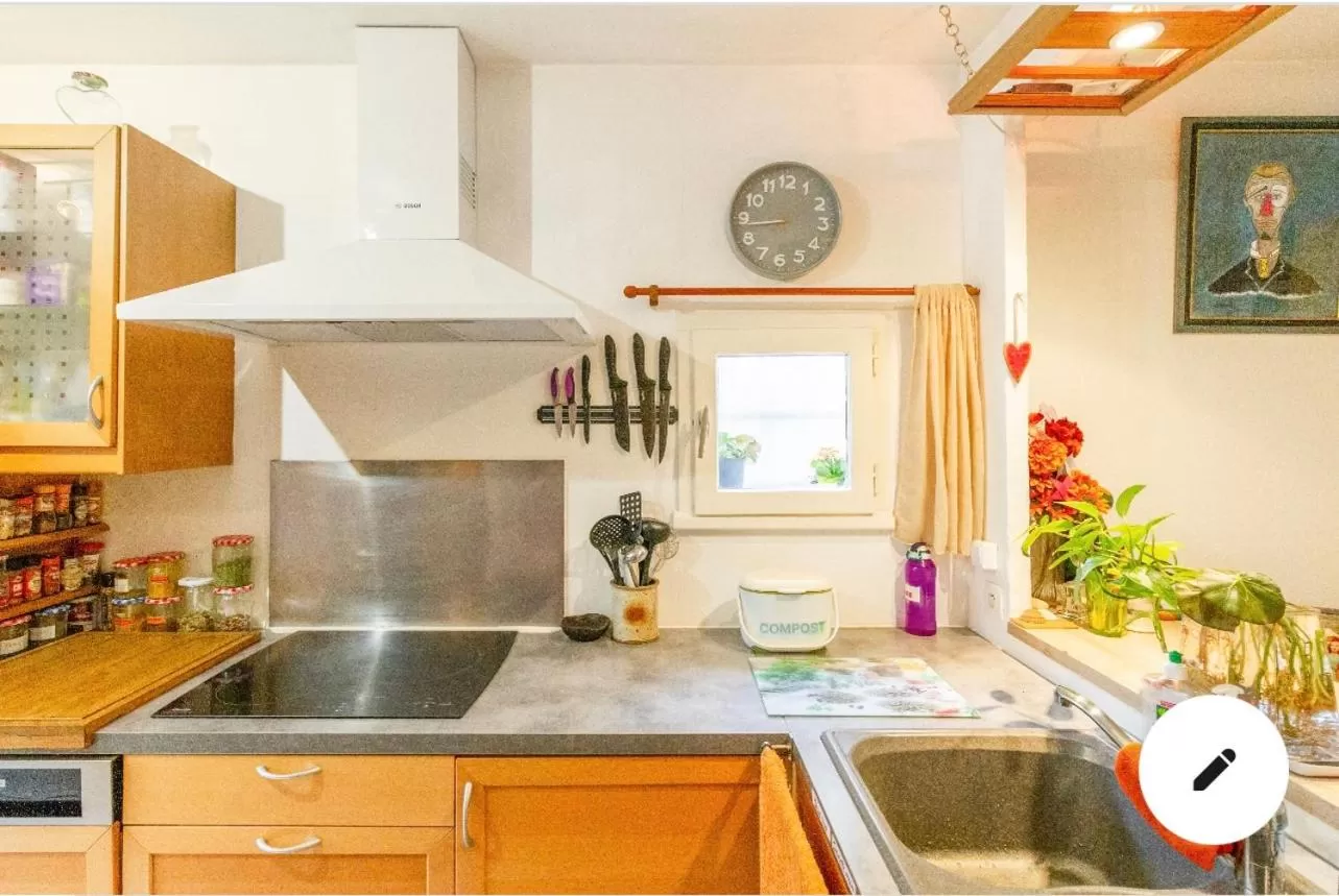 Kitchen/Kitchenette in 2 CHAMBRES B&B PRÈS DE L'AÉROPORT ET DU MEETT