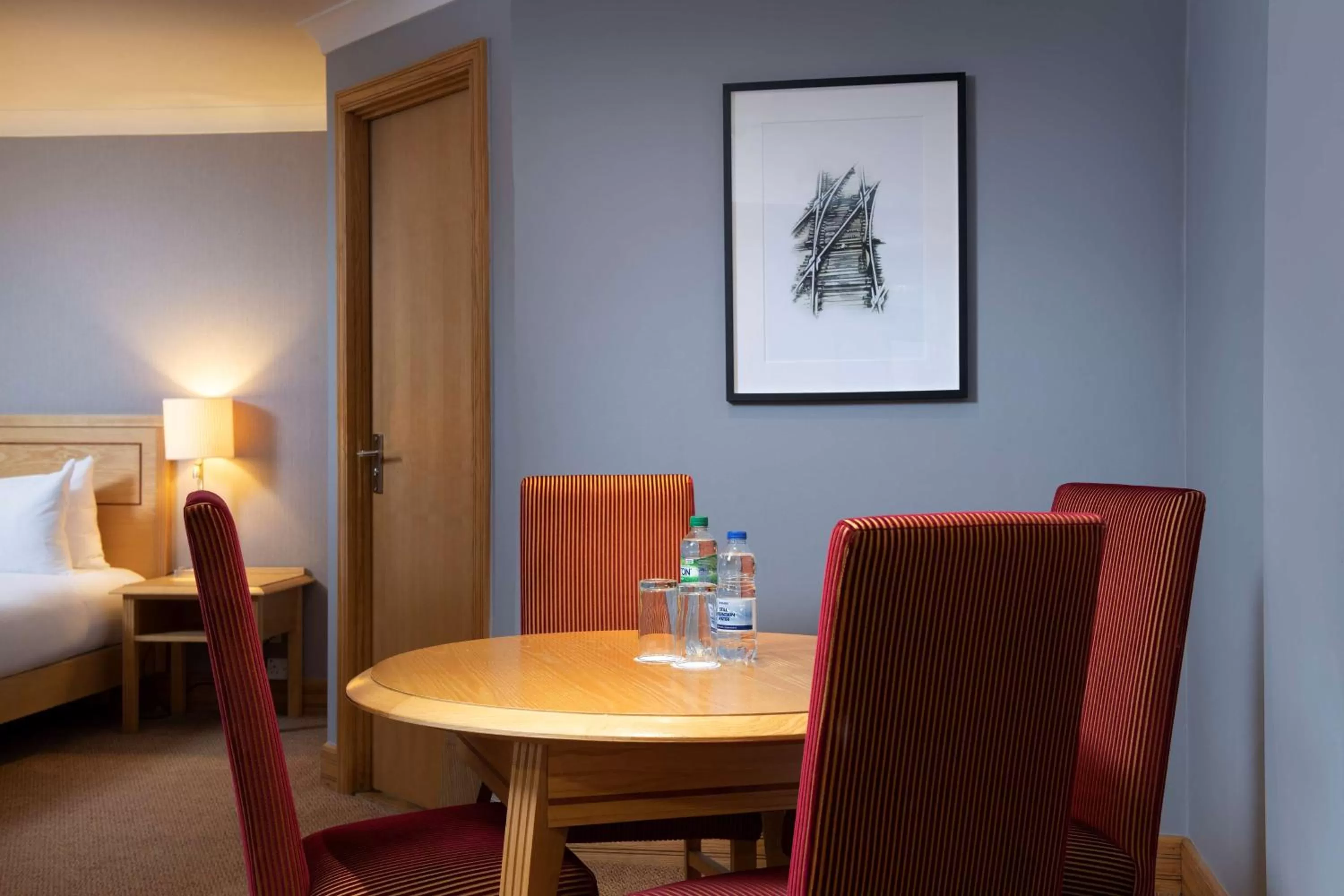 Photo of the whole room, Bed in DoubleTree by Hilton Swindon Hotel