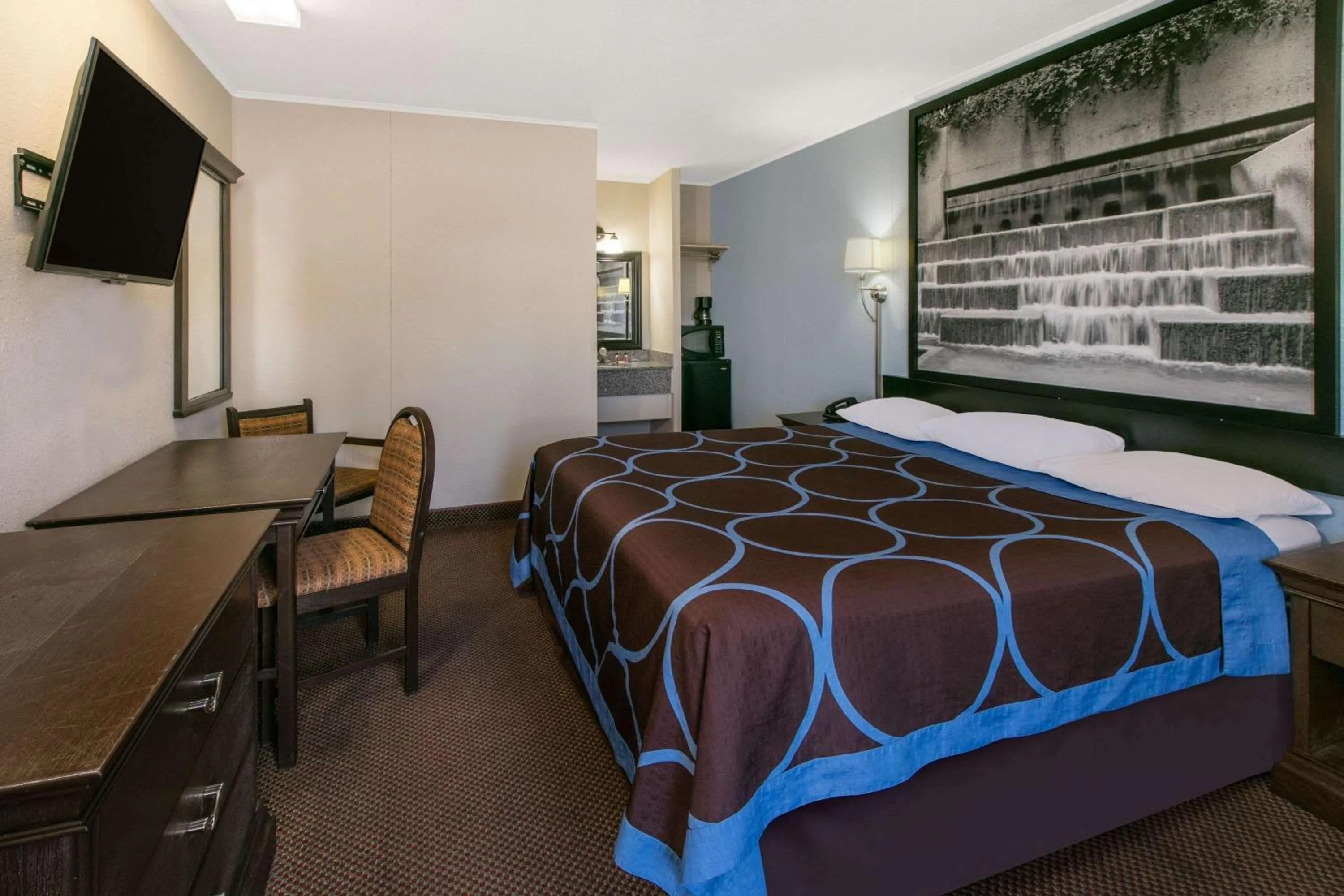 Photo of the whole room, Bed in Super 8 by Wyndham Lubbock Civic Center North