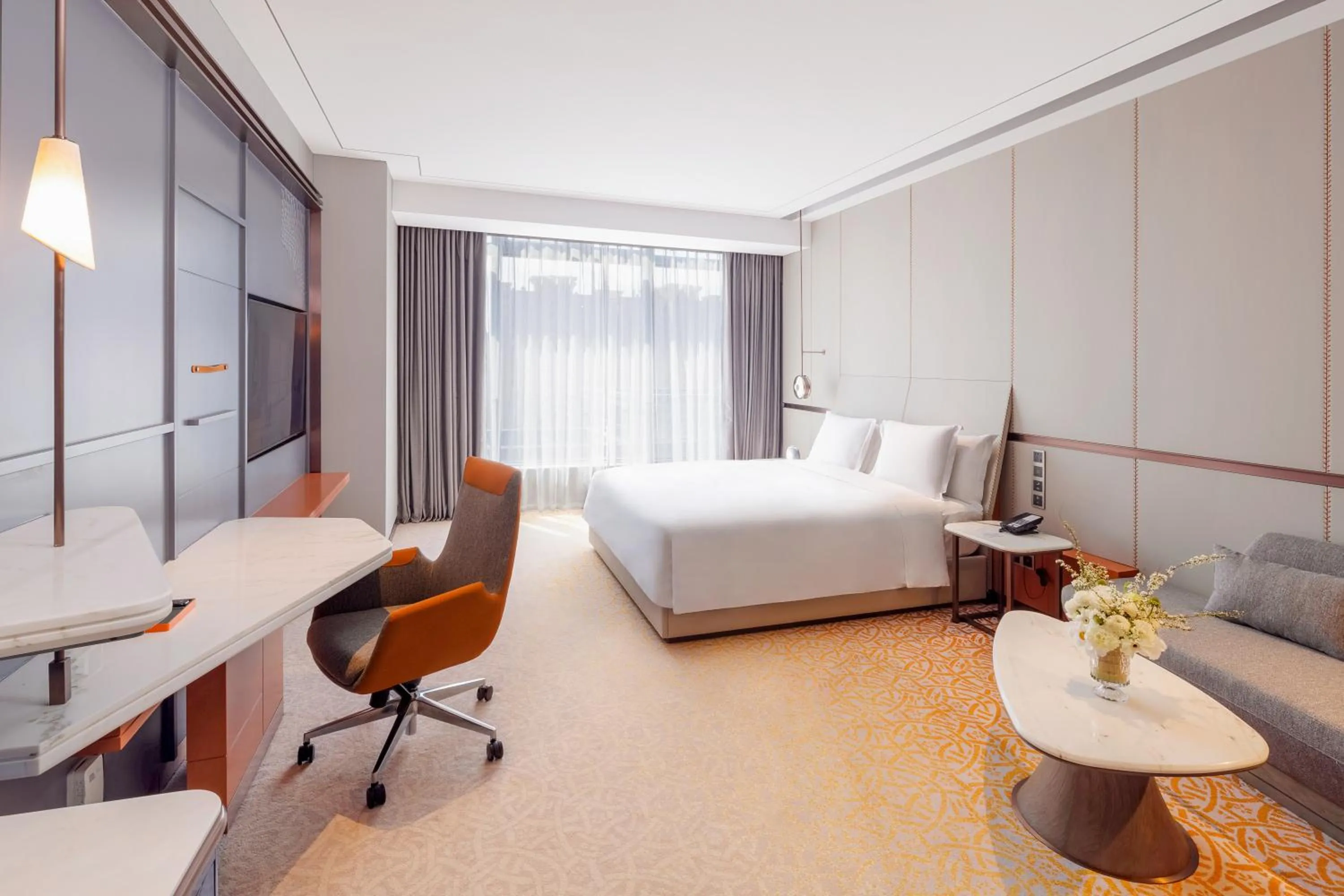 Photo of the whole room, Bed in Crowne Plaza Qingdao Jinshui by IHG