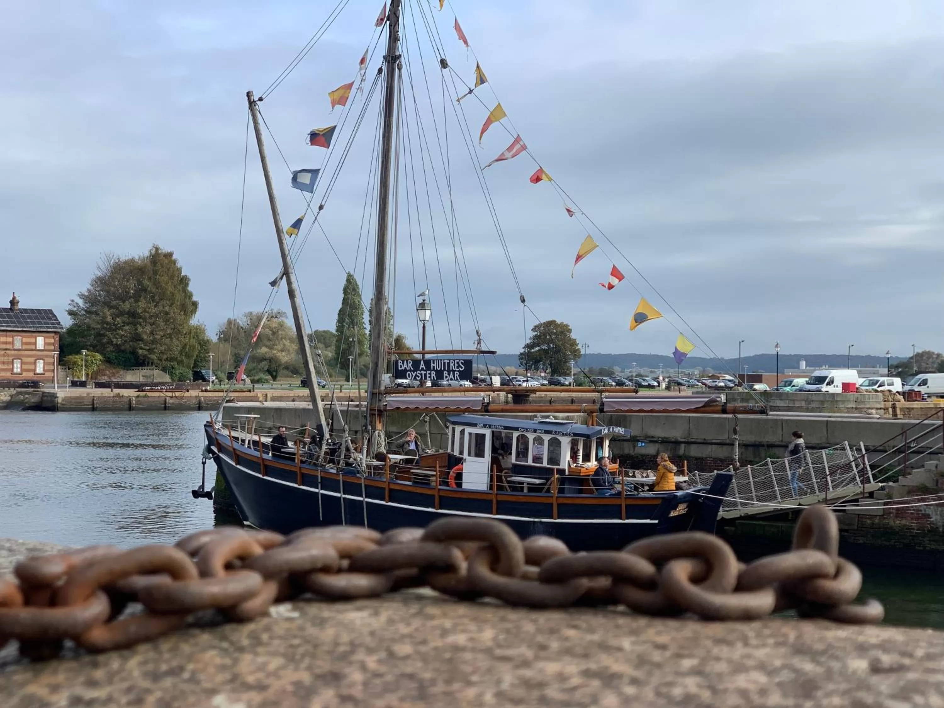 Nearby landmark in L'Ecole des Demoiselles