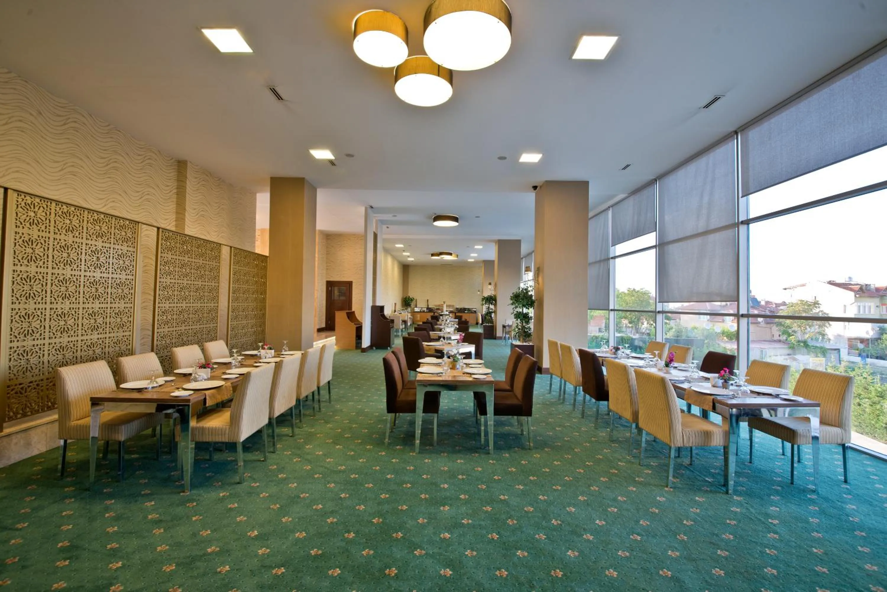 Restaurant/places to eat in North Point Hotel
