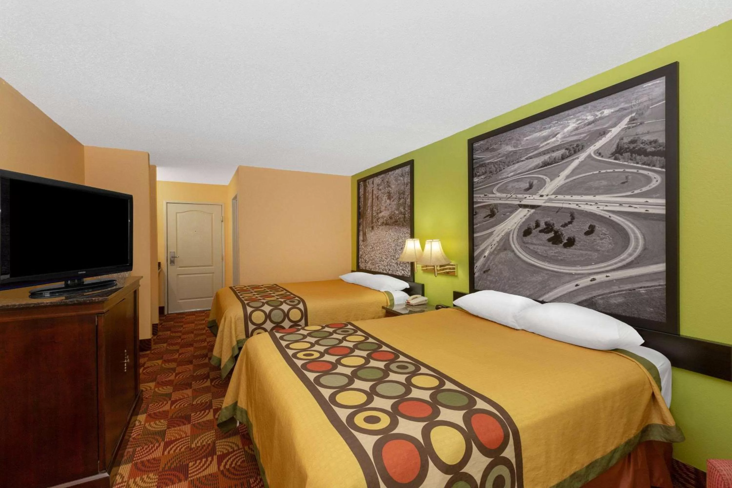 Photo of the whole room, Bed in Super 8 by Wyndham Lake of the Ozarks