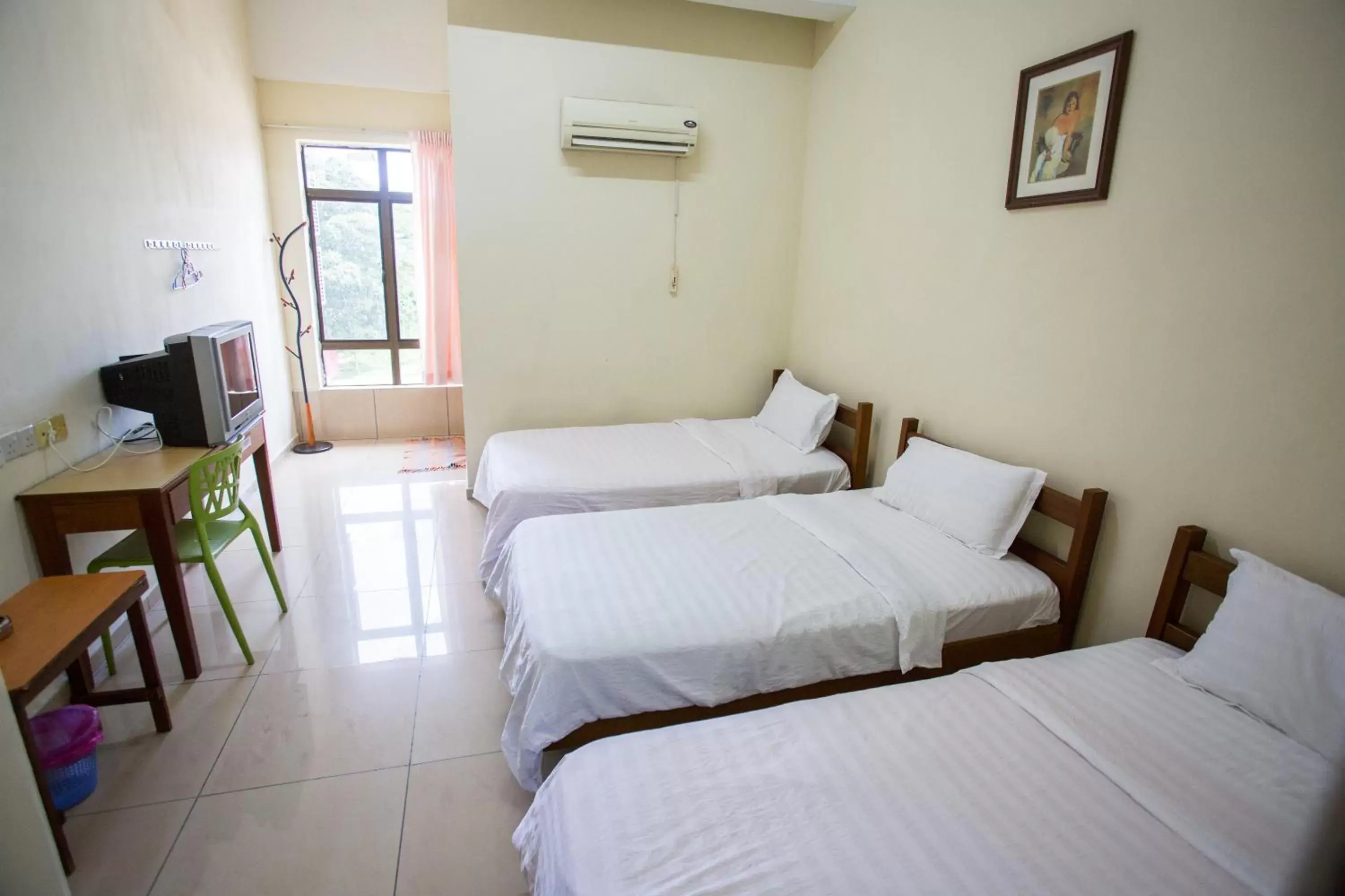 Triple Room with Bathroom in Hotel Comfort Inn Triple Room with Bathroom in Hotel Comfort Inn