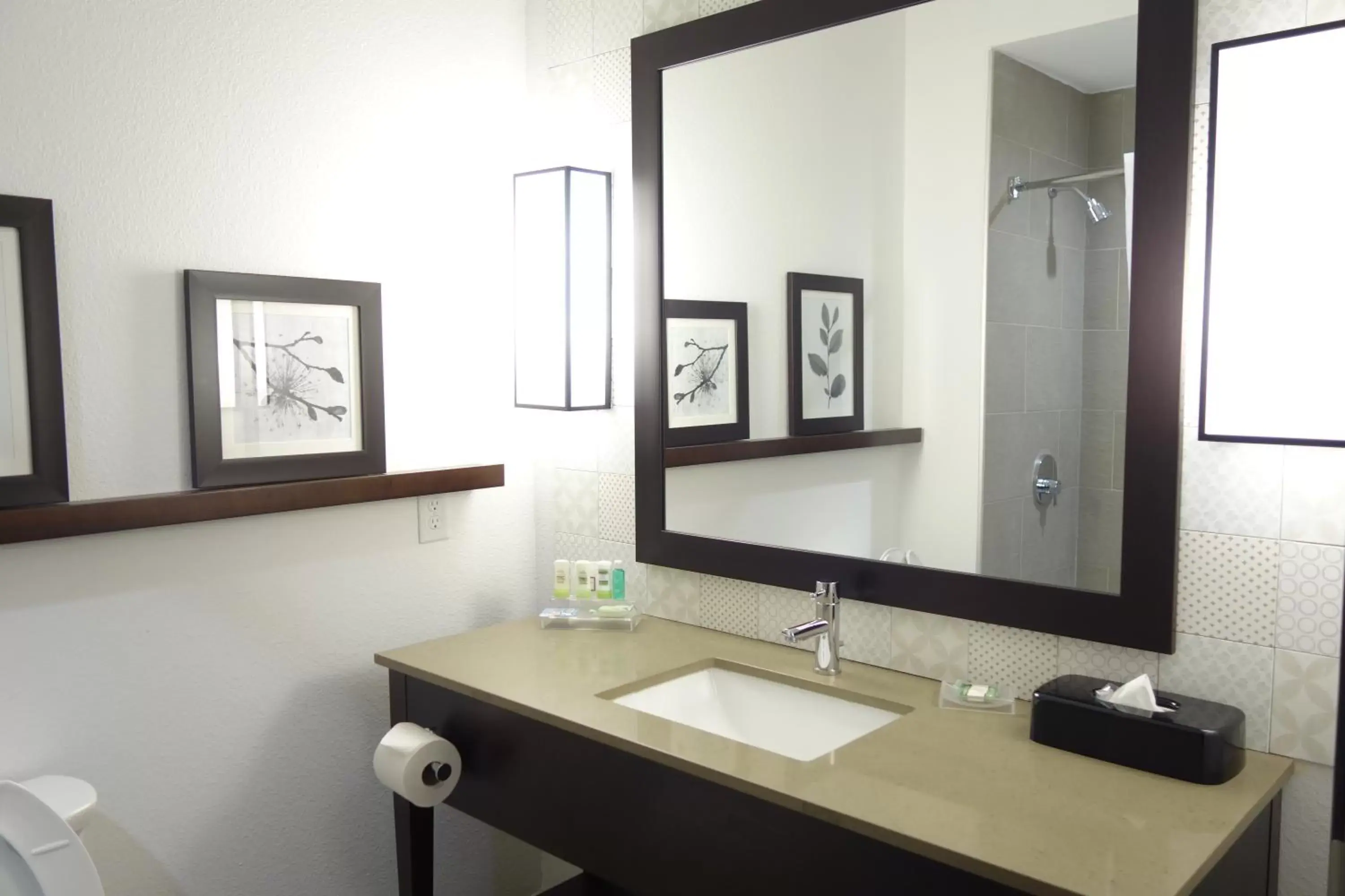 Queen Room with Two Queen Beds and Bath Tub - Disability Access in Best Western Plus Westheimer - Westchase Inn & Suites Queen Room with Two Queen Beds and Bath Tub - Disability Access in Best Western Plus Westheimer - Westchase Inn & Suites