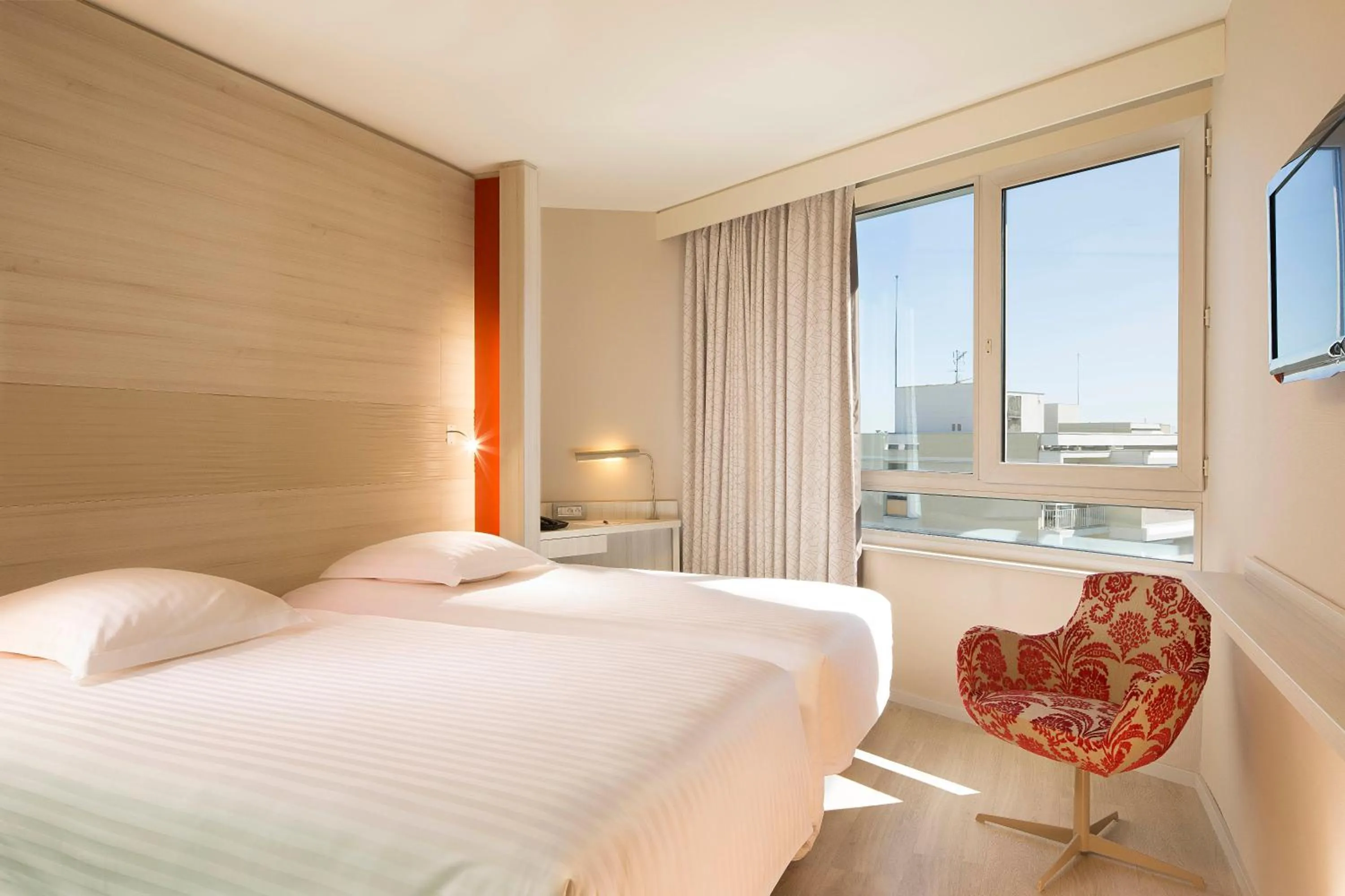 Photo of the whole room, Bed in Oceania Clermont Ferrand