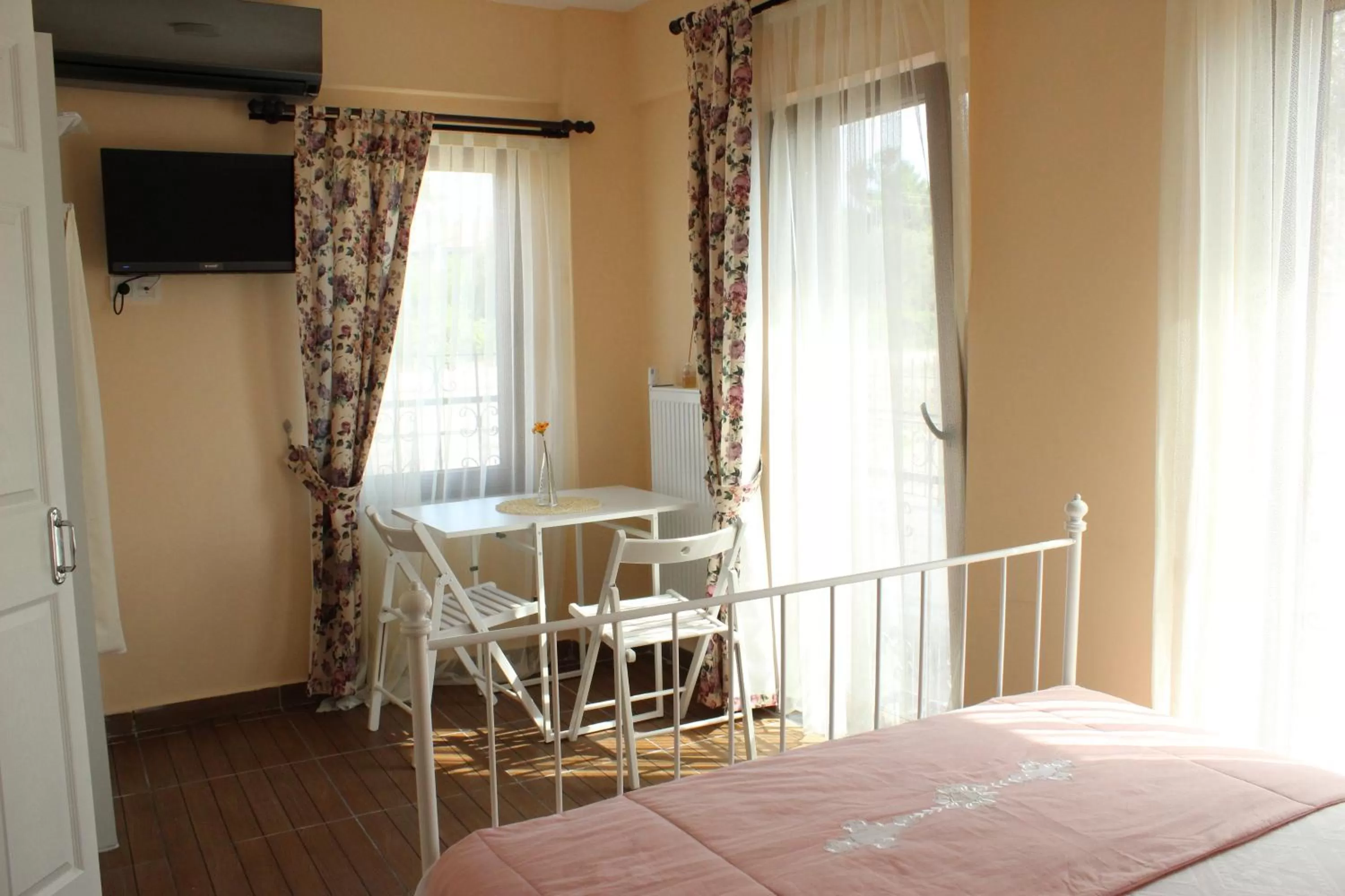 Coffee/tea facilities, Bed in Ede Apart Otel