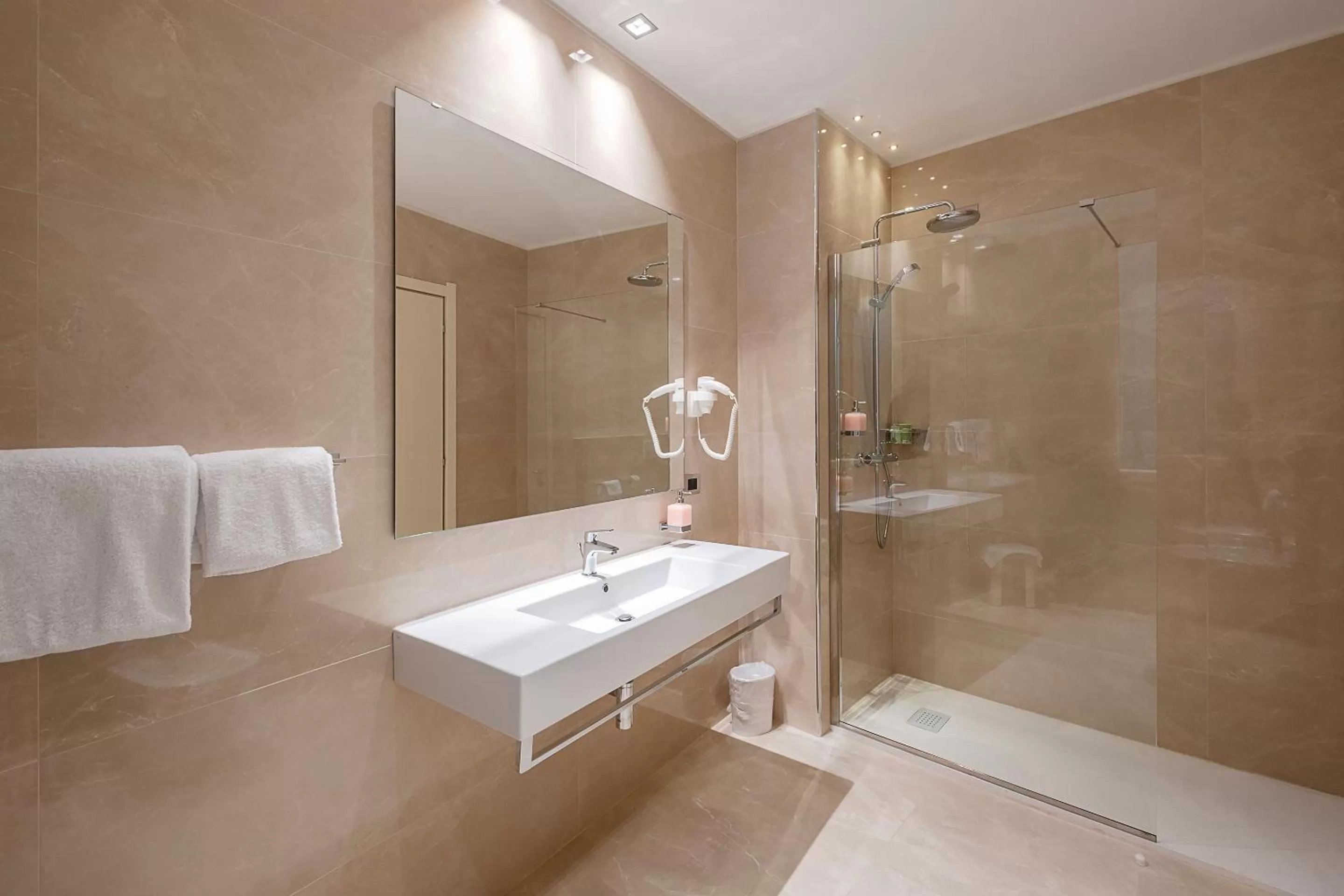 Shower in Hotel Touring