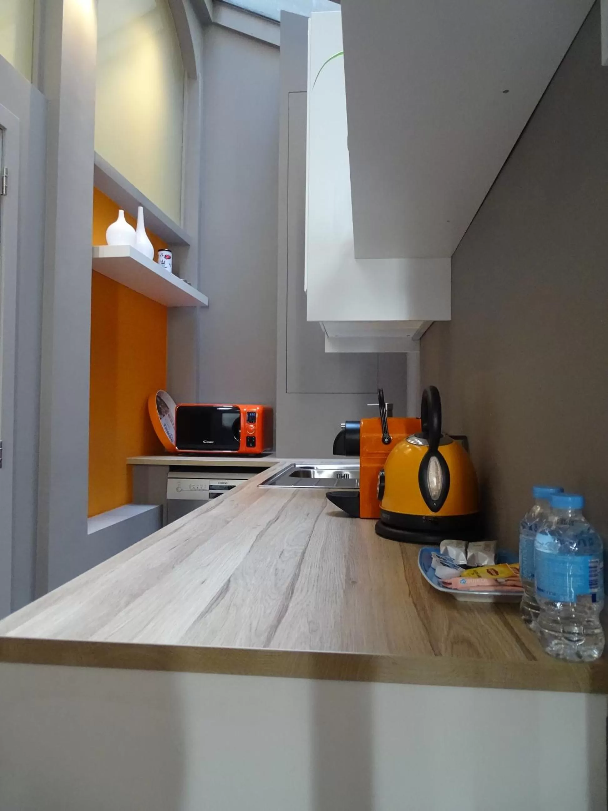 Kitchen or kitchenette in Suite 11