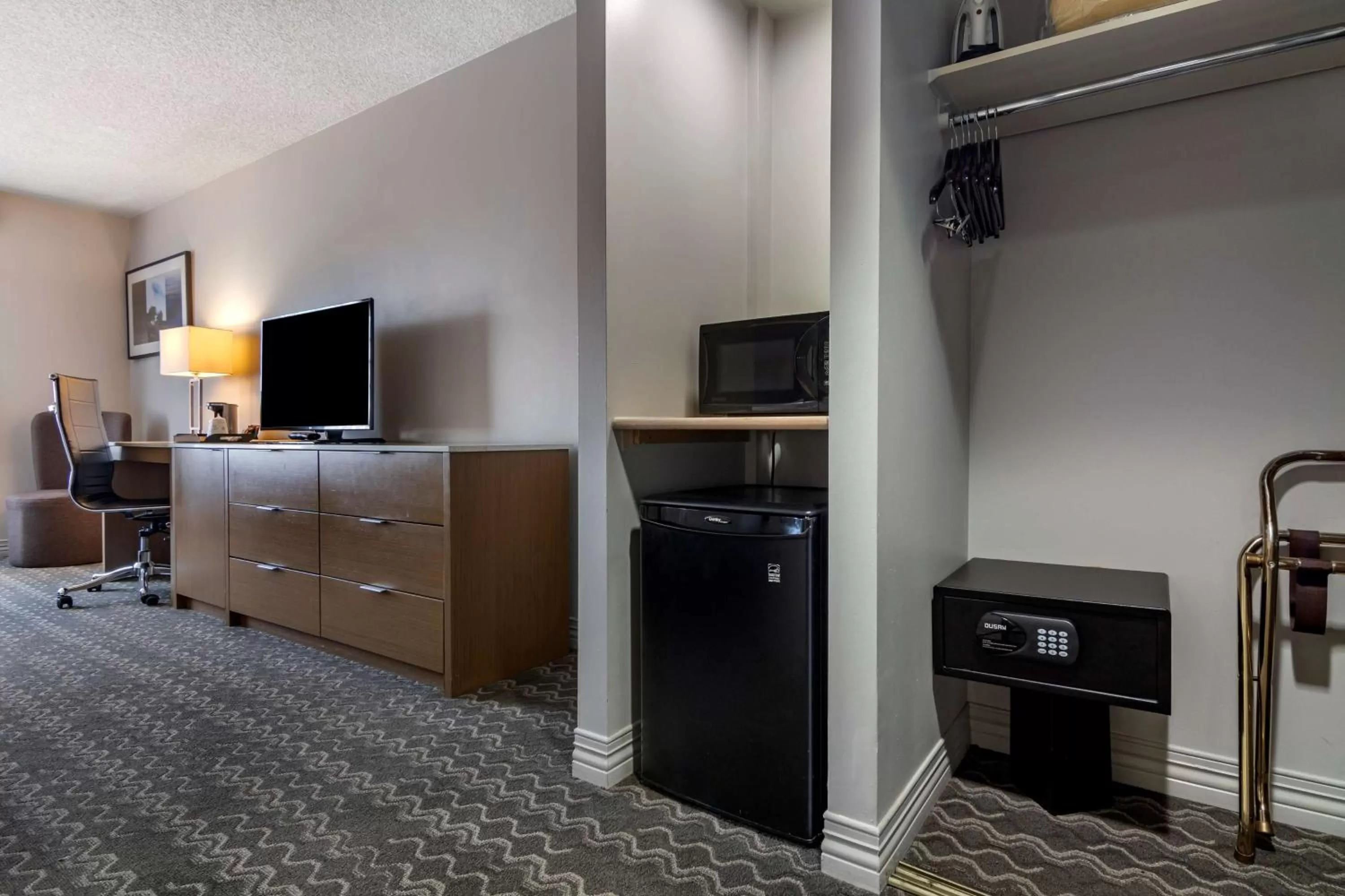 minibar in Best Western Plus Vancouver Airport Hotel