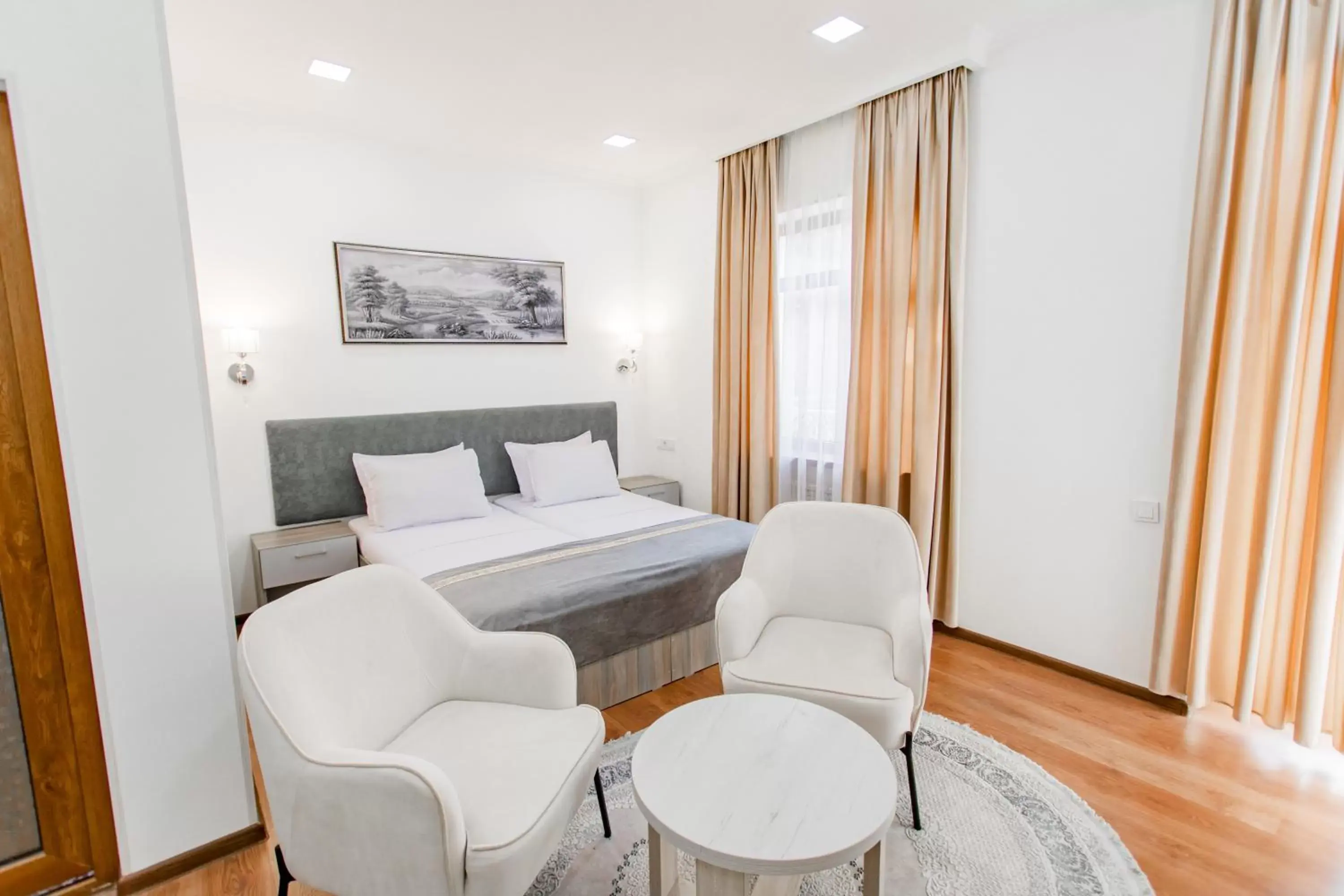 Deluxe Double or Twin Room in Registon Saroy Hotel Deluxe Double or Twin Room in Registon Saroy Hotel