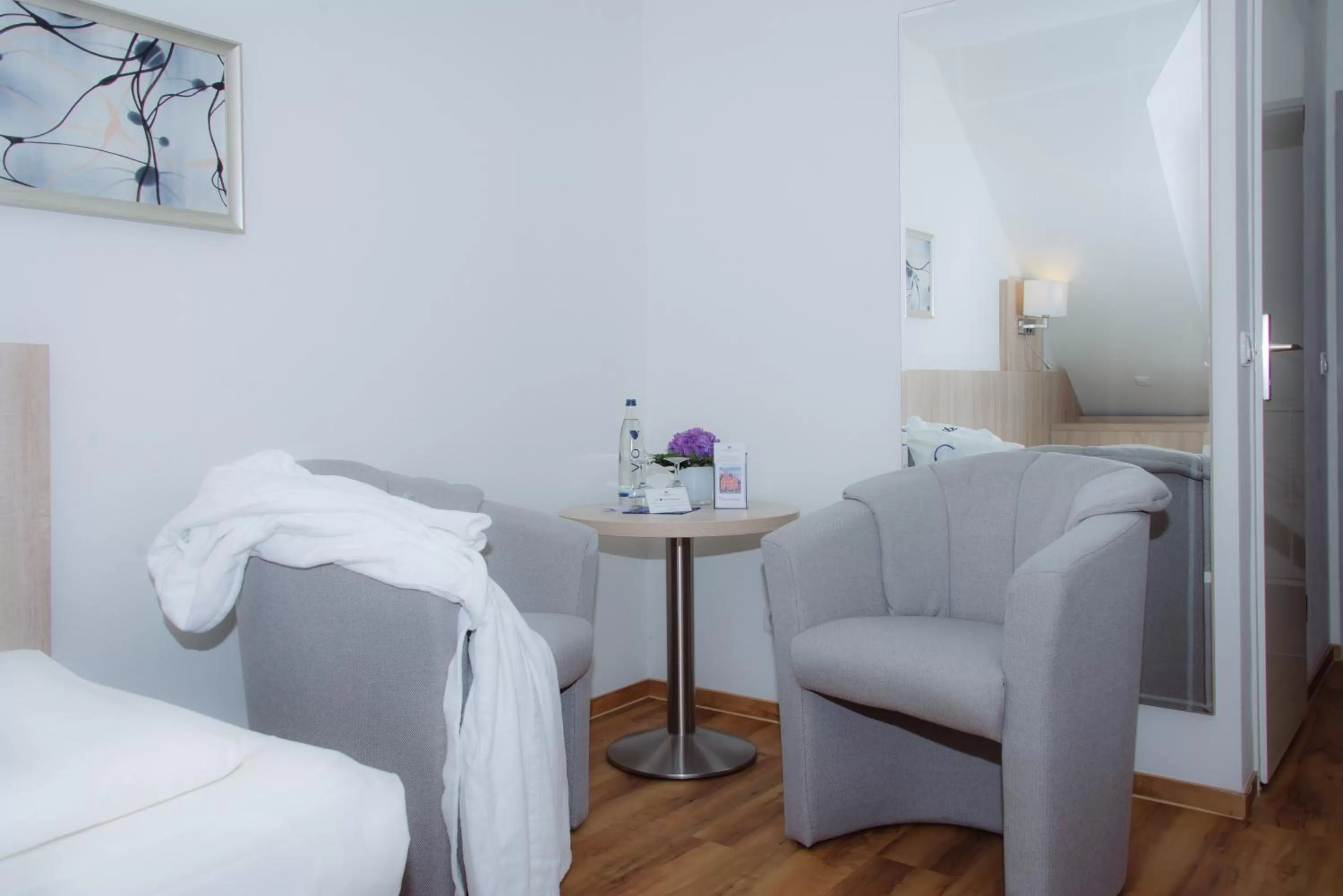 Photo of the whole room, Bed in Hotel Deutscher Kaiser