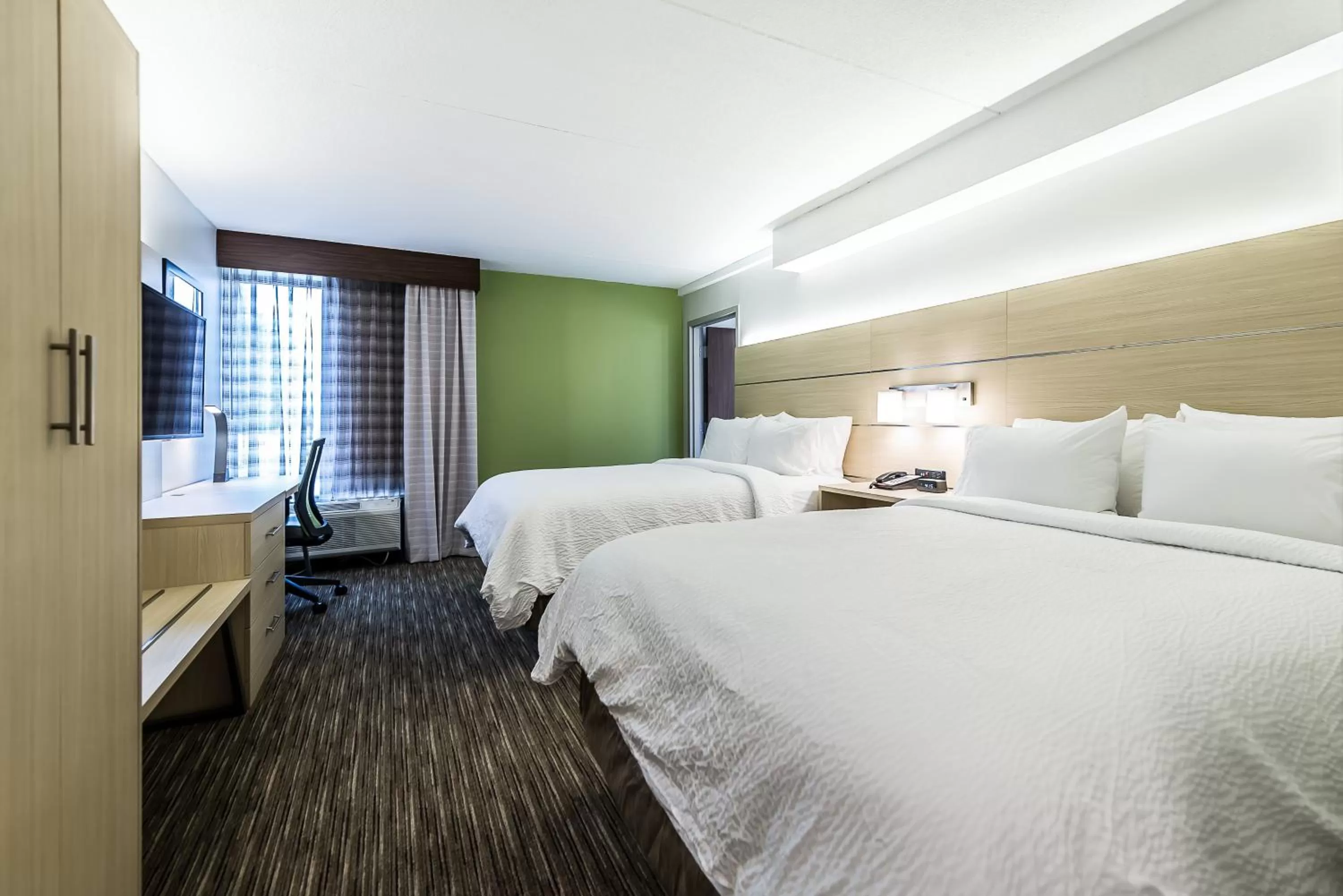 Photo of the whole room, Bed in Holiday Inn Express Flint-Campus Area by IHG