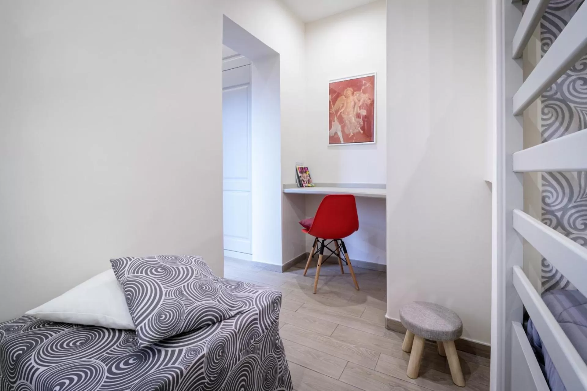 Photo of the whole room, Bed in Nolana '86