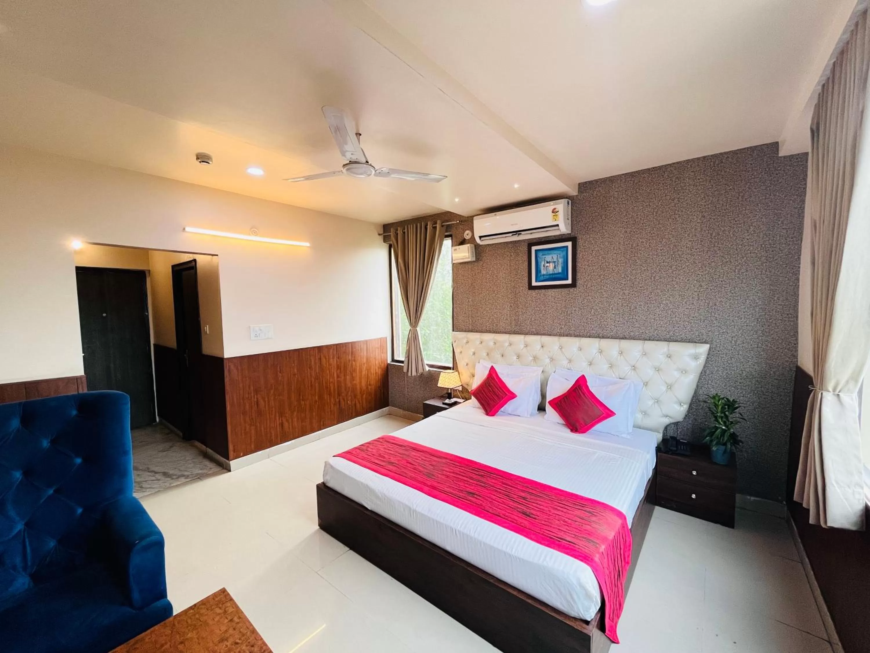 Bed in Hotel The Leaf - Gomti Nagar Lucknow
