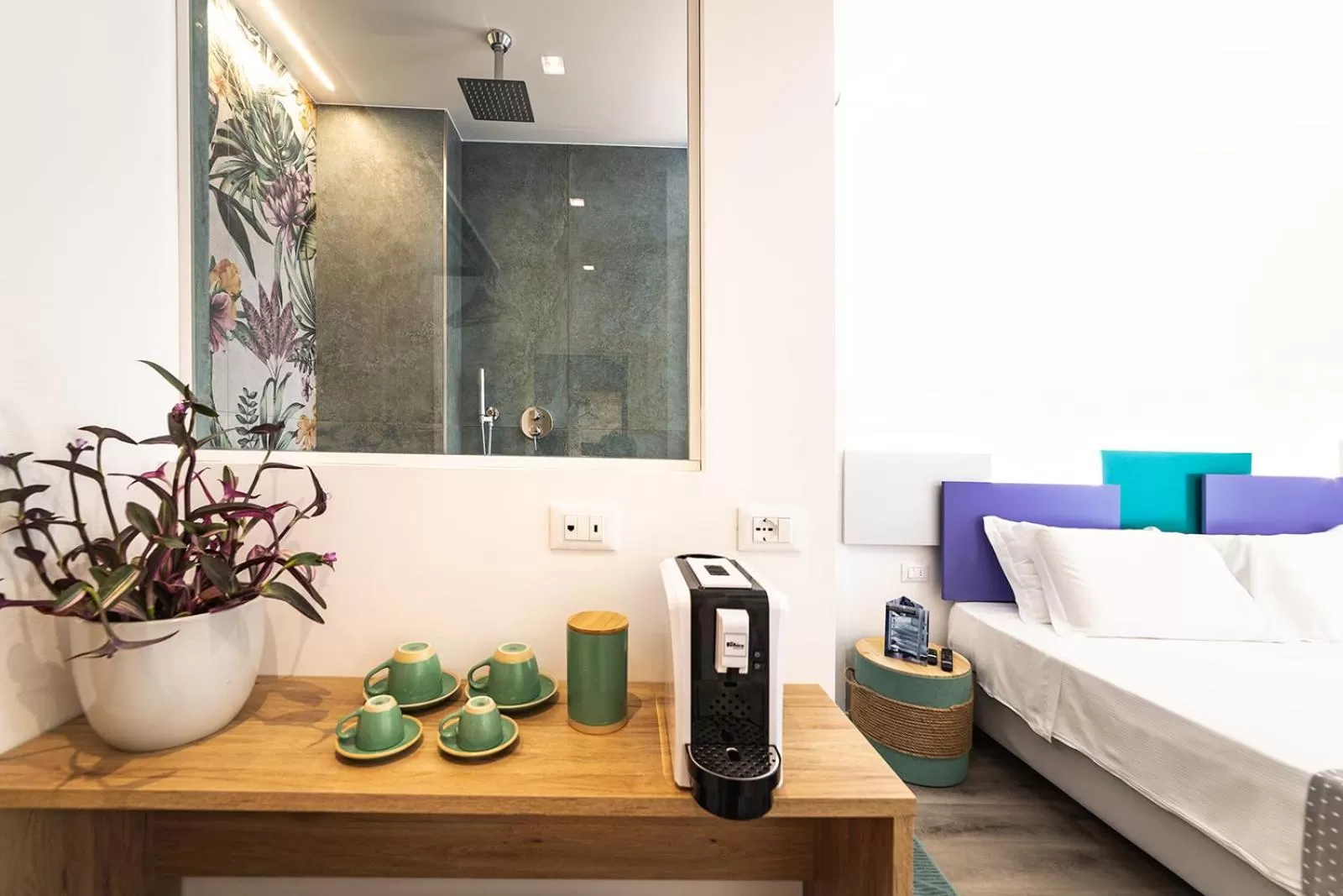 Shower, Bed in Hotel Majorca