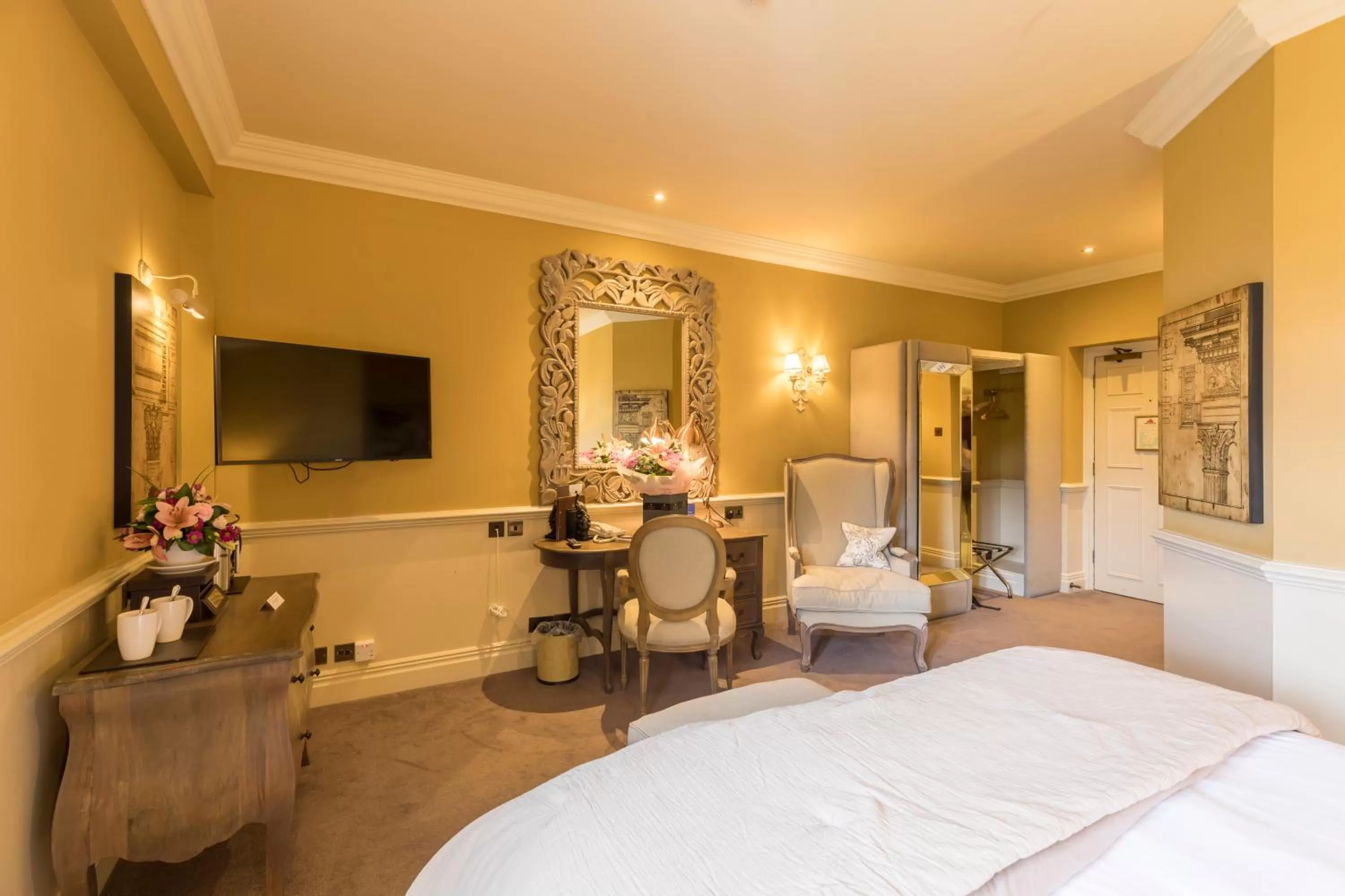 Bedroom, Bed in Coombe Abbey Hotel