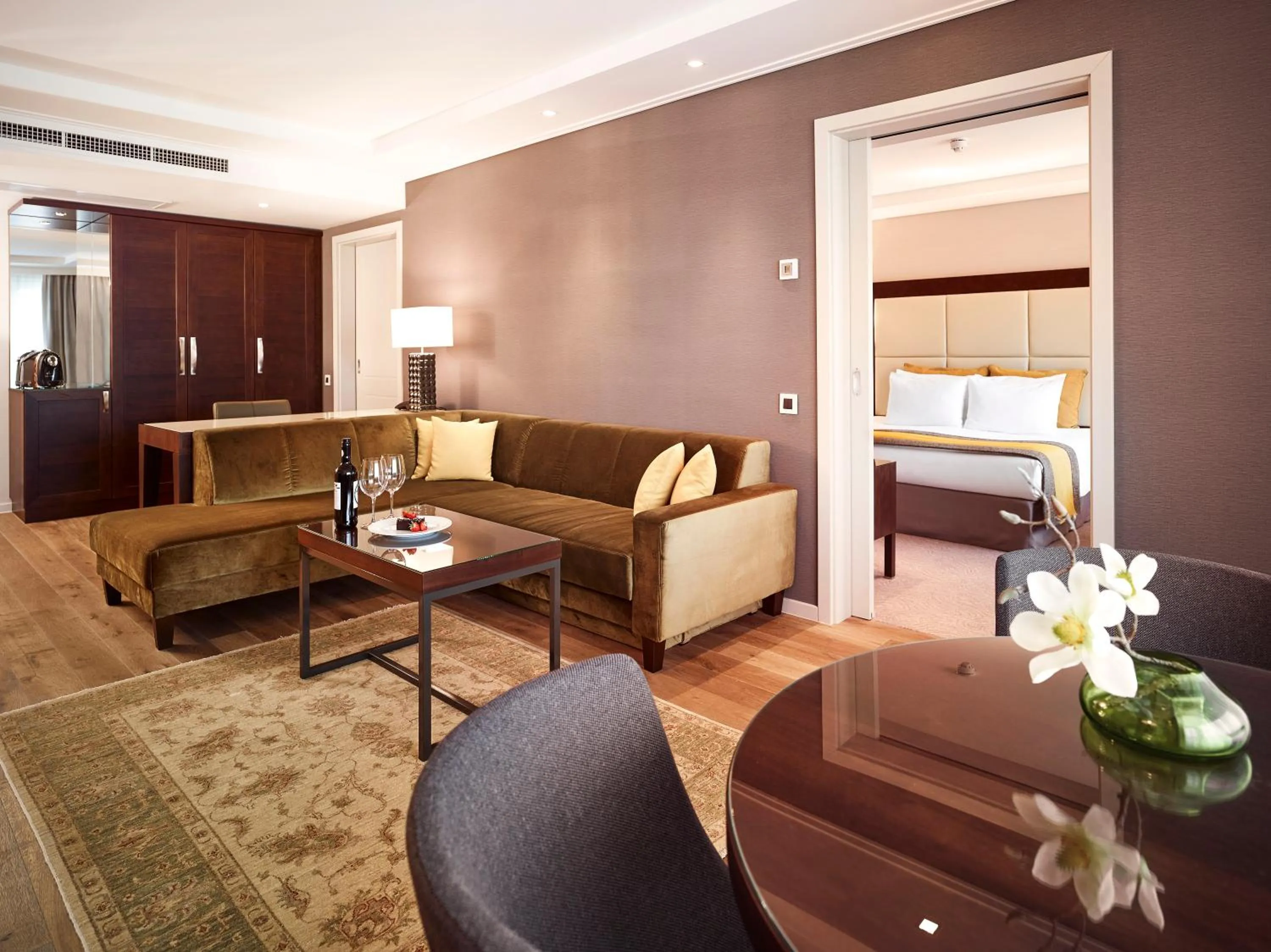 Coffee/tea facilities, Bed in Crowne Plaza Bucharest by IHG