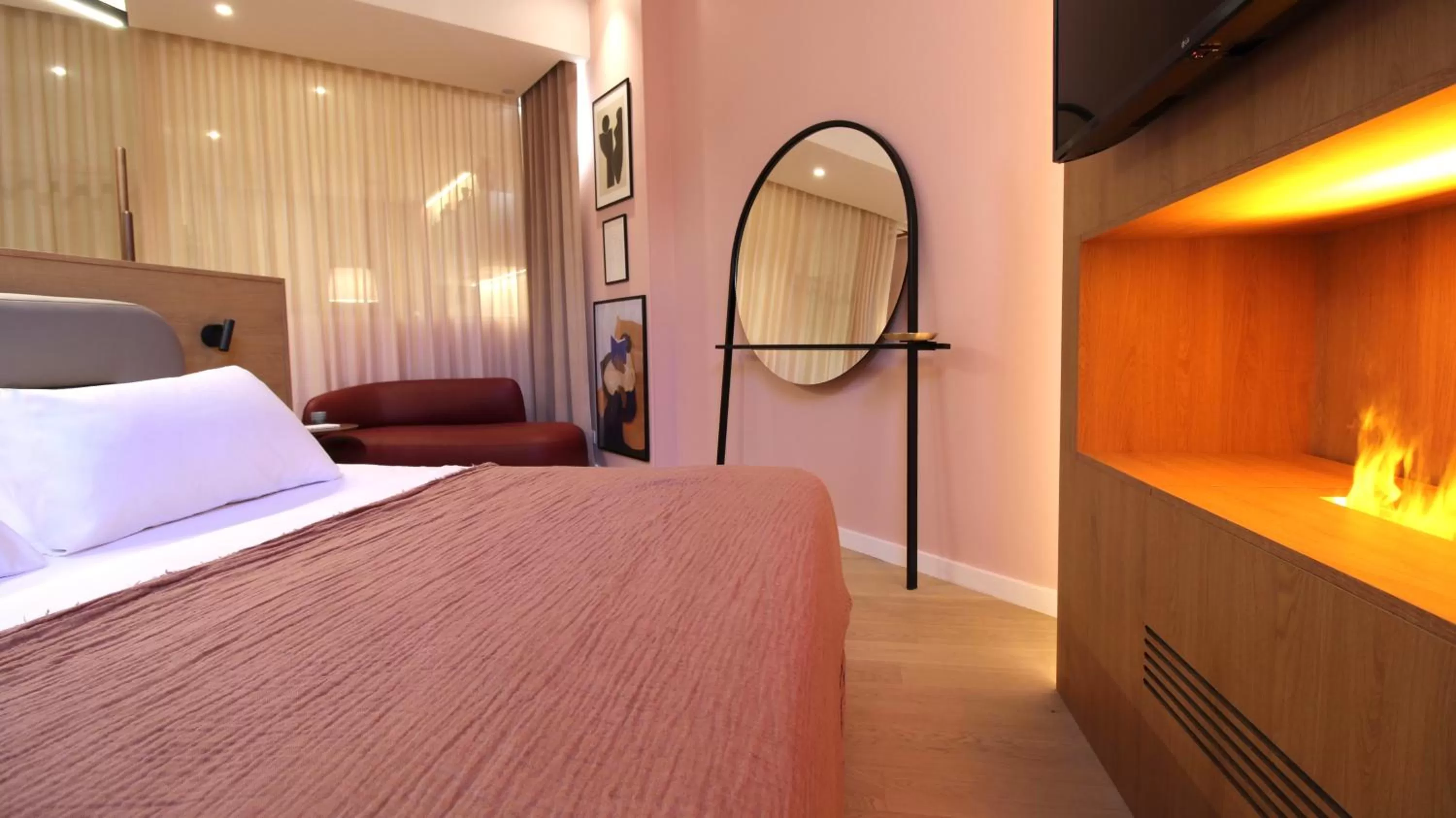 Communal lounge/ TV room, Bed in MiHotel Sala