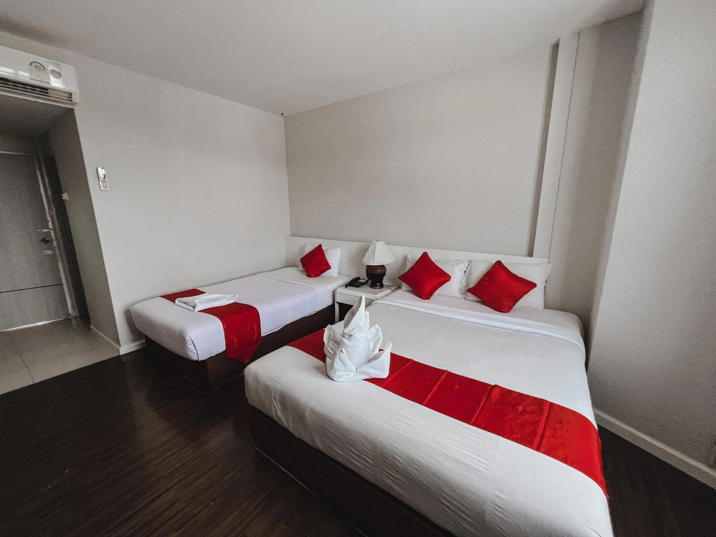 Photo of the whole room, Bed in River Grand Hotel