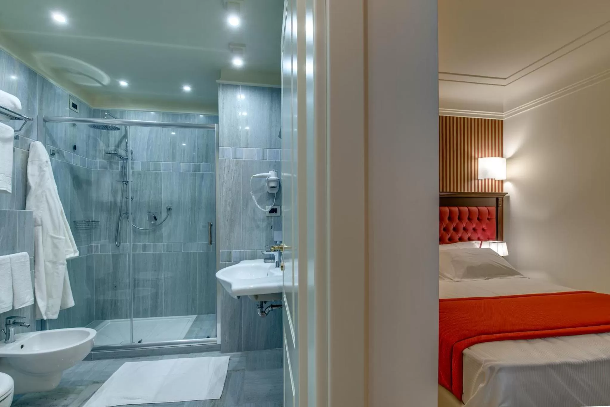 Bathroom, Bed in La Paloma Blanca Hotel