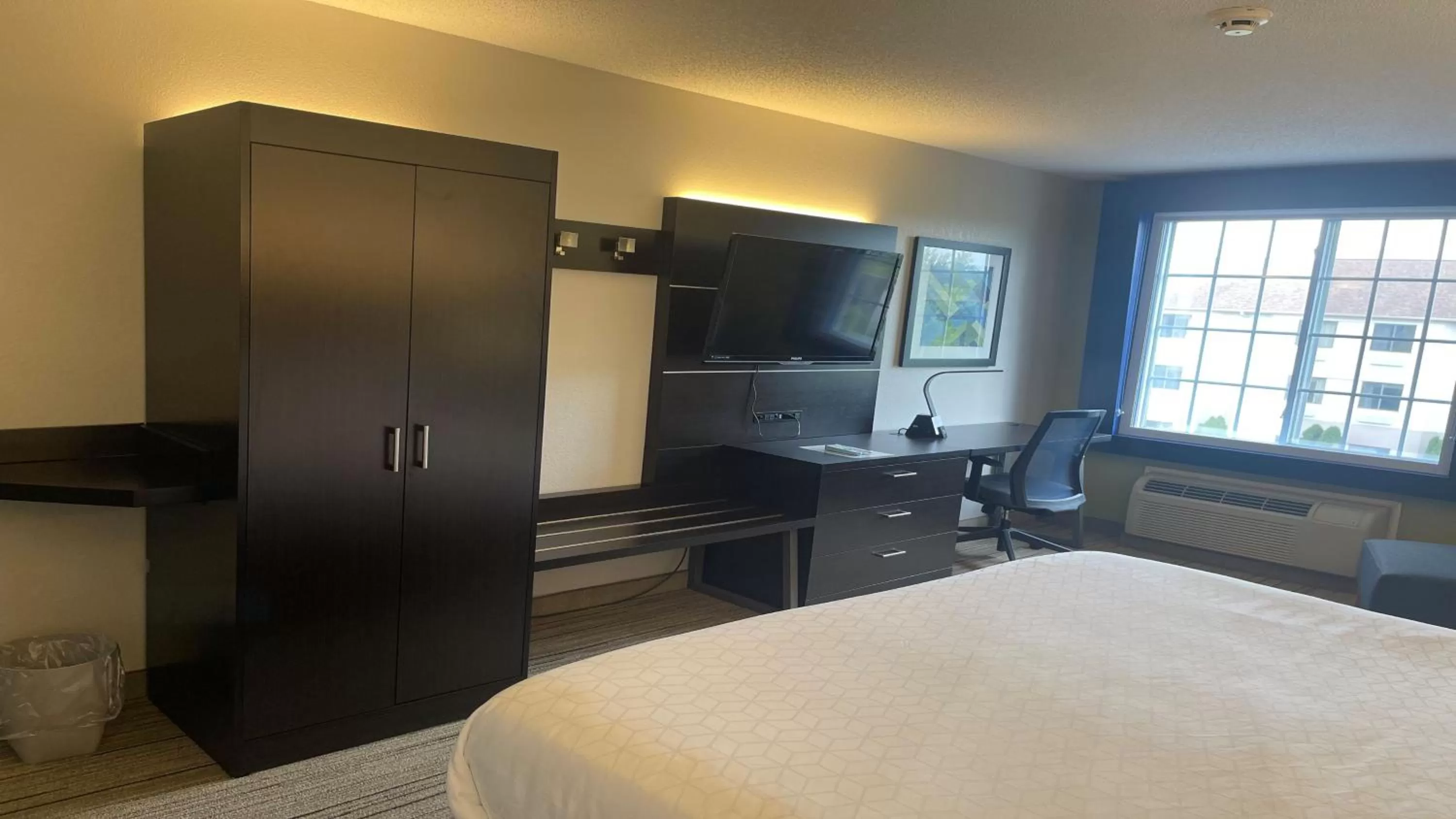 Bed in Holiday Inn Express & Suites Ashtabula-Geneva by IHG