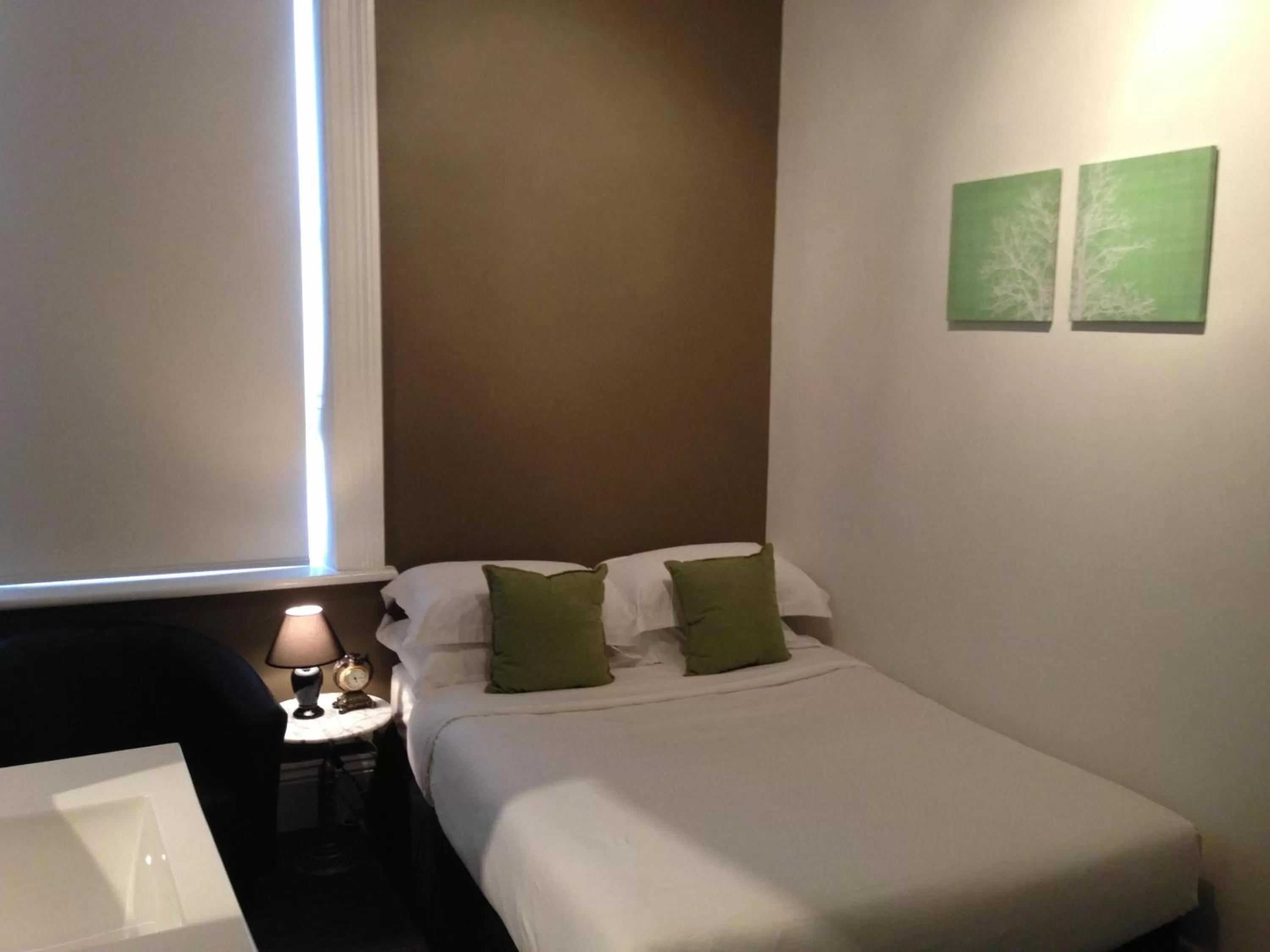 Bedroom, Bed in Centennial Inn on Bathurst